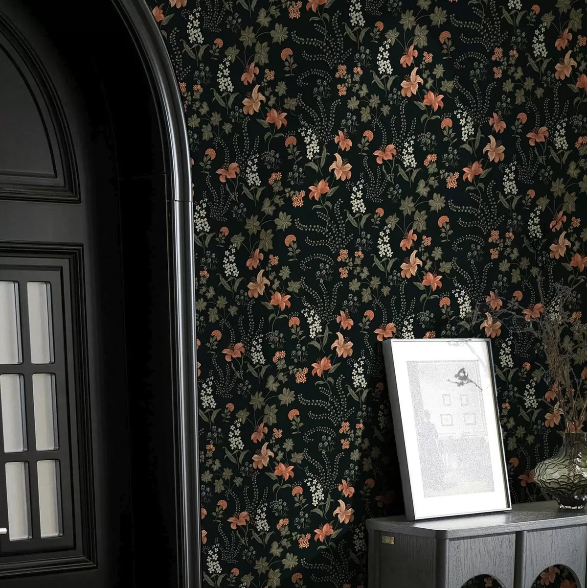 Tapety Oranžové lilie a drobné květy na černém pozadí a00463