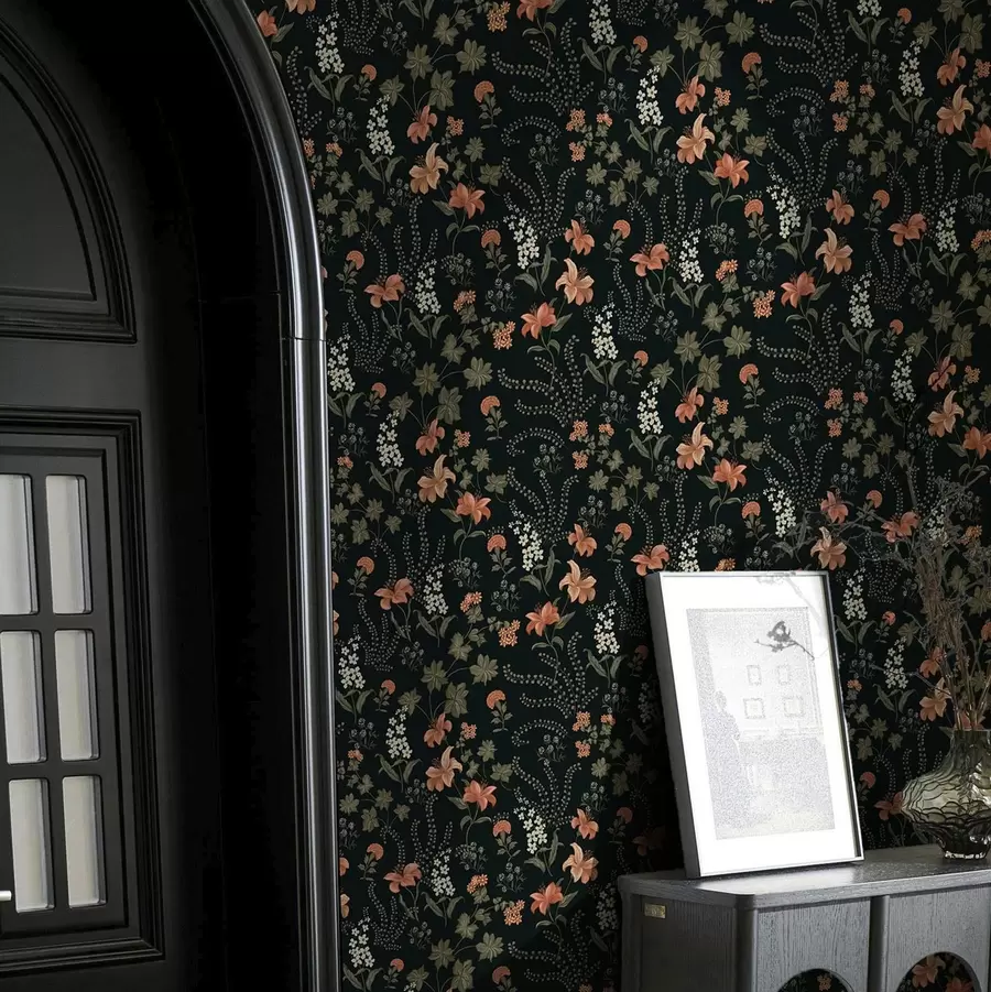 Fototapet Oranžové lilie a drobné květy na černém pozadí a00463