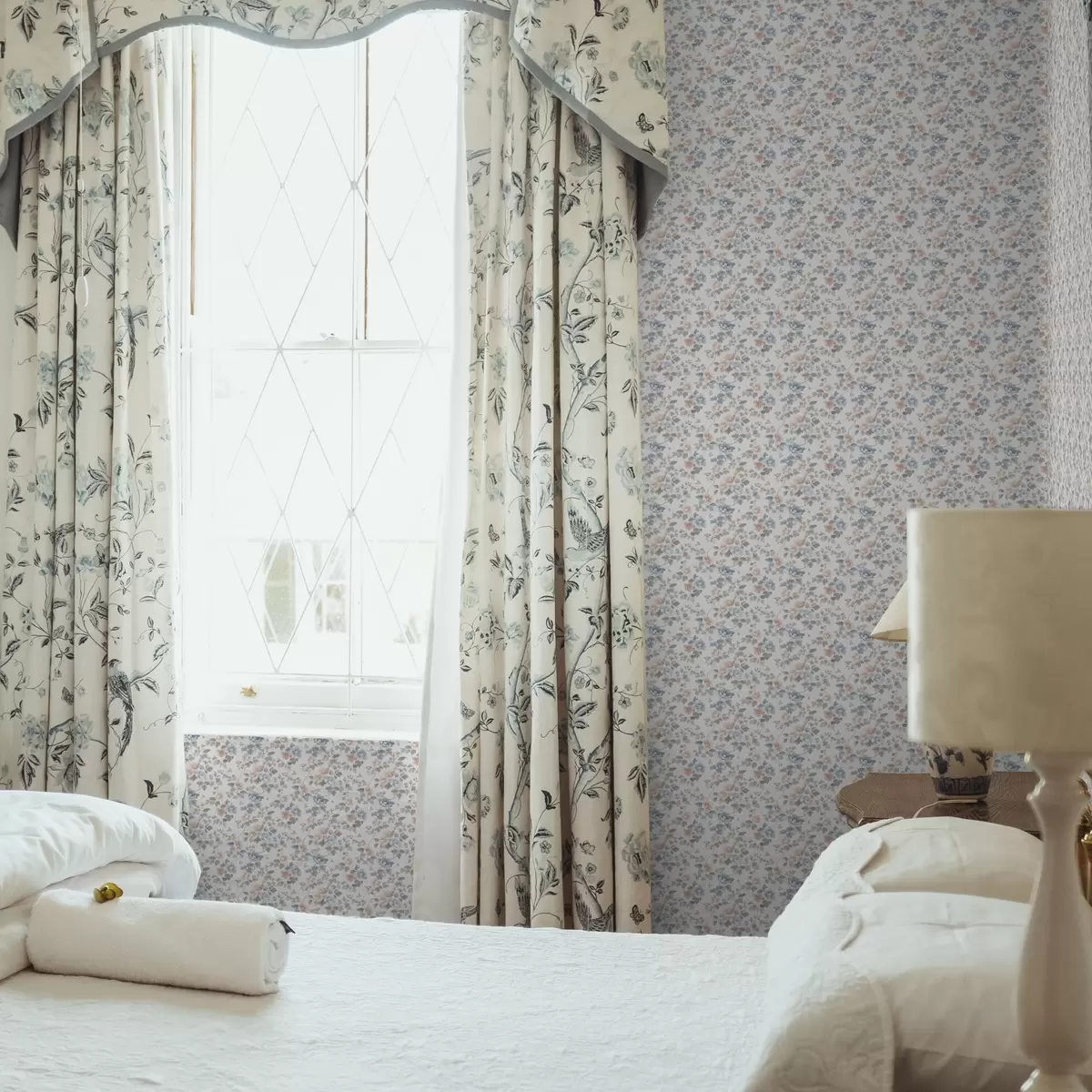 Tapety Malý květinový ornament v modrých a korálových tónech a00347