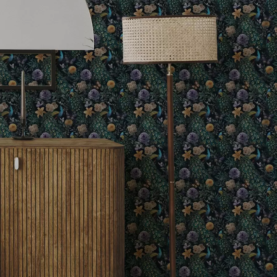 Fototapet Pávi mezi tmavými květy a motýly a00348