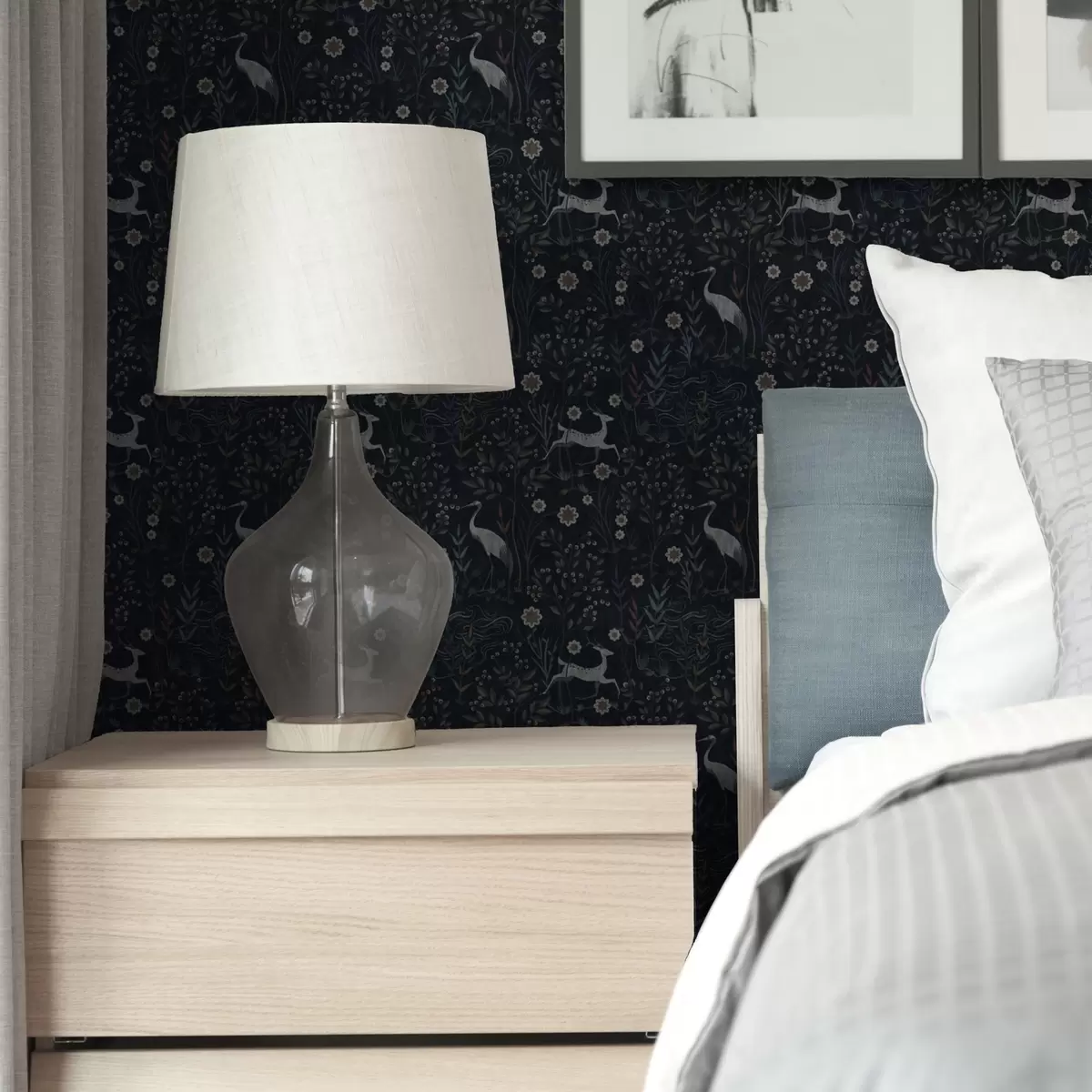 Tapety Tmavé pozadí s bílými ptáky a jeleny a00363