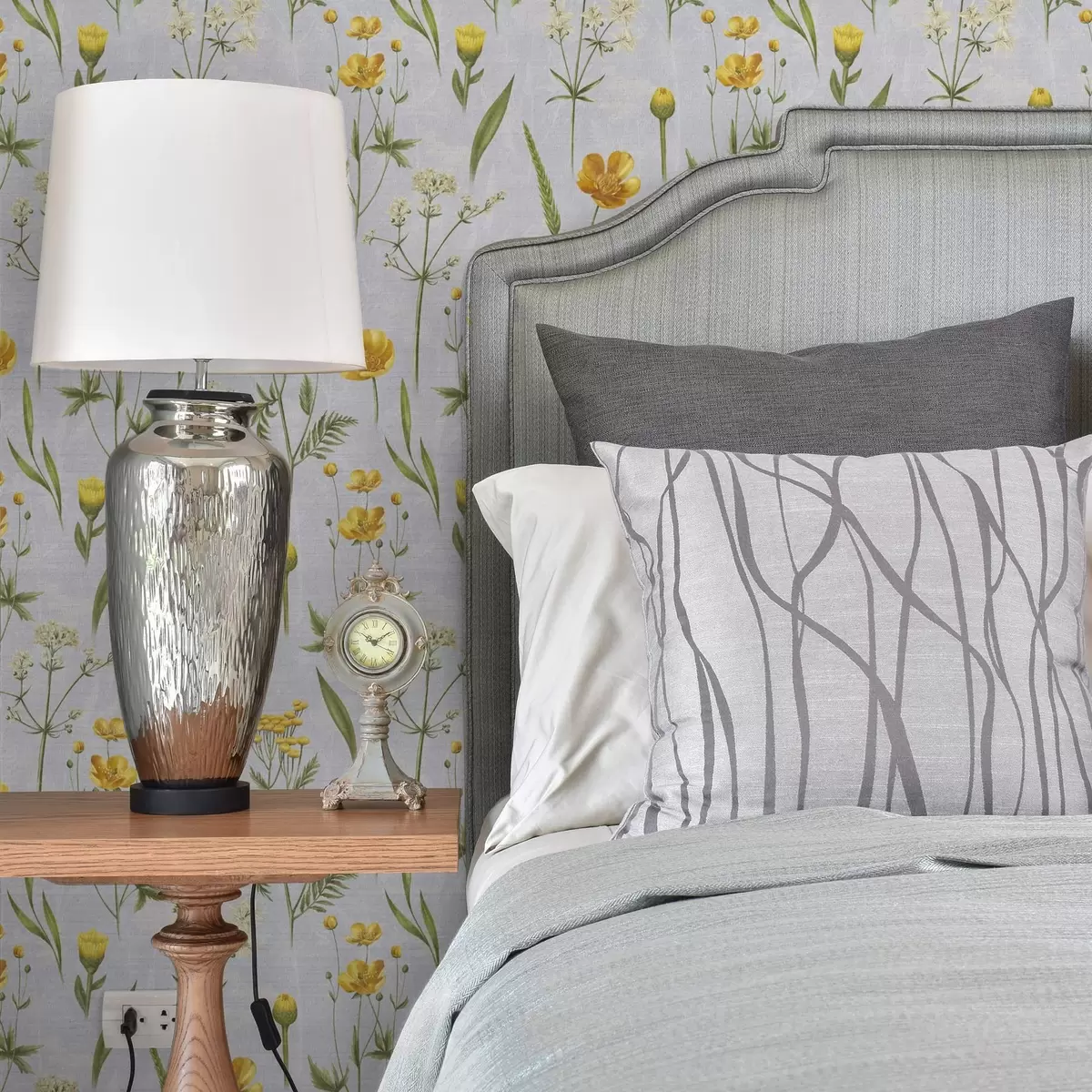 Tapety Žluté květy a zeleň na světle šedém pozadí a00472