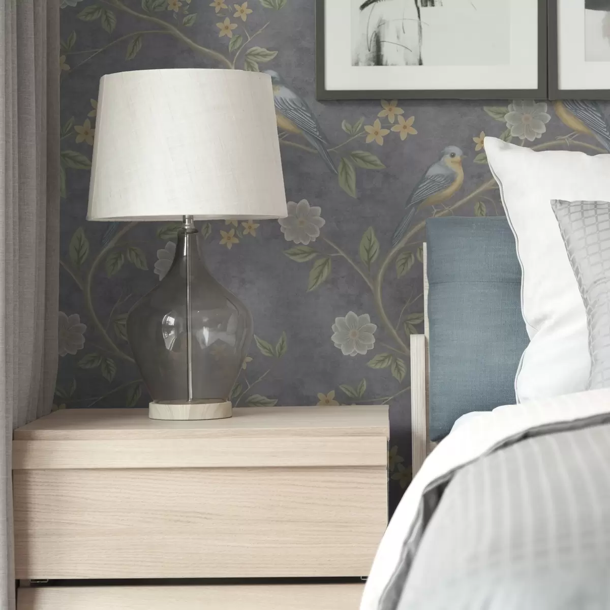 Tapety Ptáci na větvích mezi květinami na šedém pozadí a00483