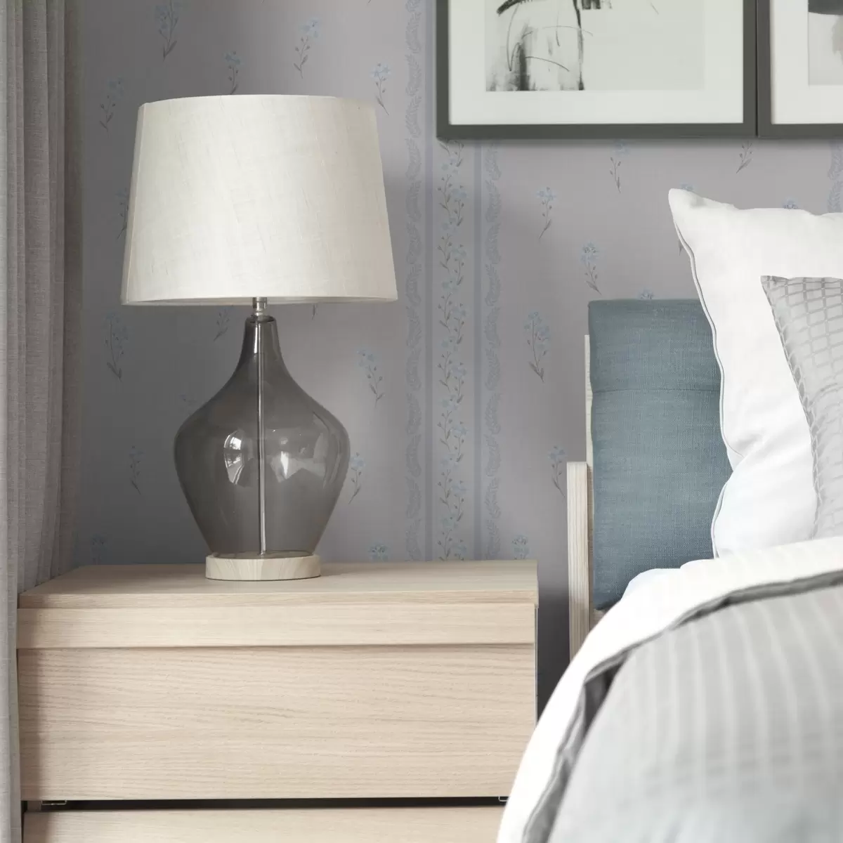 Tapety Bílé pozadí s modrými květy a ozdobným pruhem a00484v1