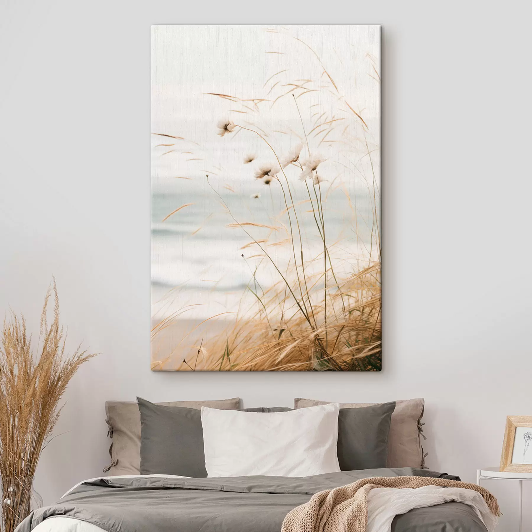 Obraz Nějaká bavlněná tráva a další suchá tráva před rozmazaným mořem, jemná a tlumená paleta barev Č. s45562