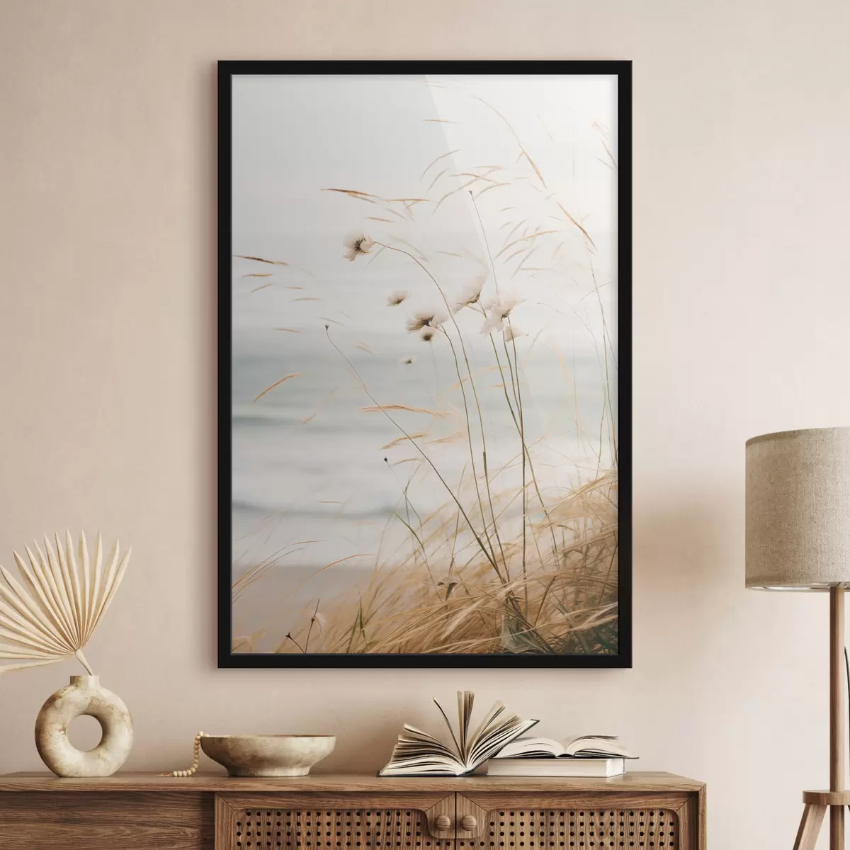 Poster Nějaká bavlněná tráva a další suchá tráva před rozmazaným mořem, jemná a tlumená paleta barev f45562