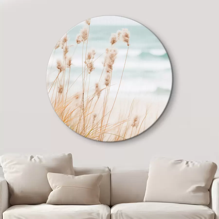 Obraz Vysoká tráva s nadýchanými semínky, písečná pláž a vlny oceánu v pozadí, jemná a tlumená paleta barev Č. r45561