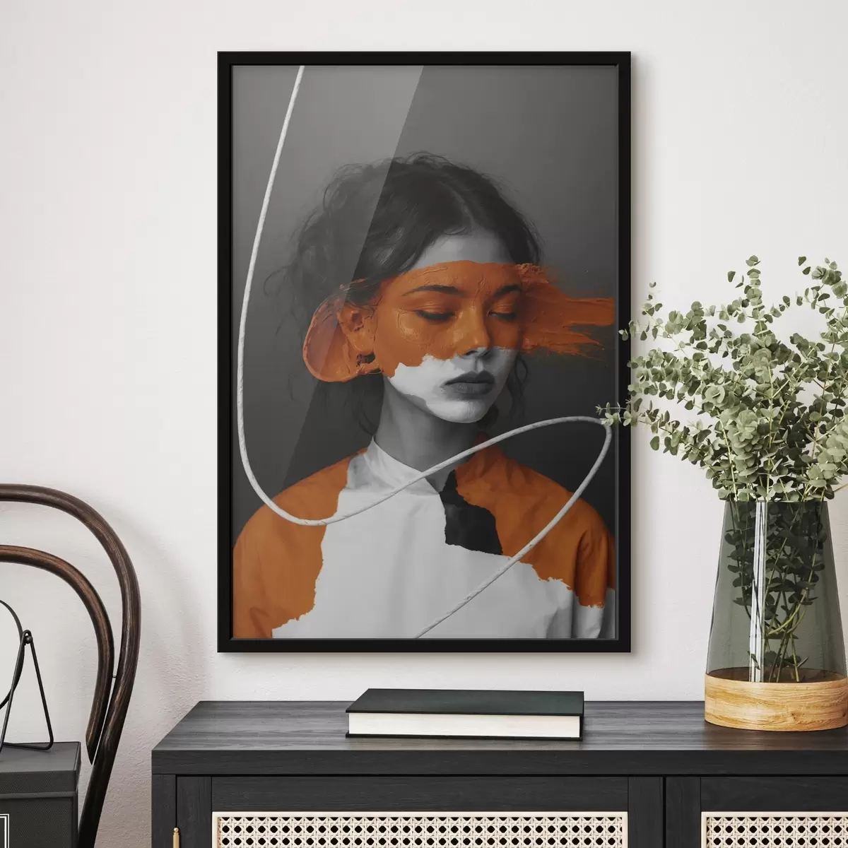 Poster Portrét dívky s abstraktním oranžovým obrazem f45495