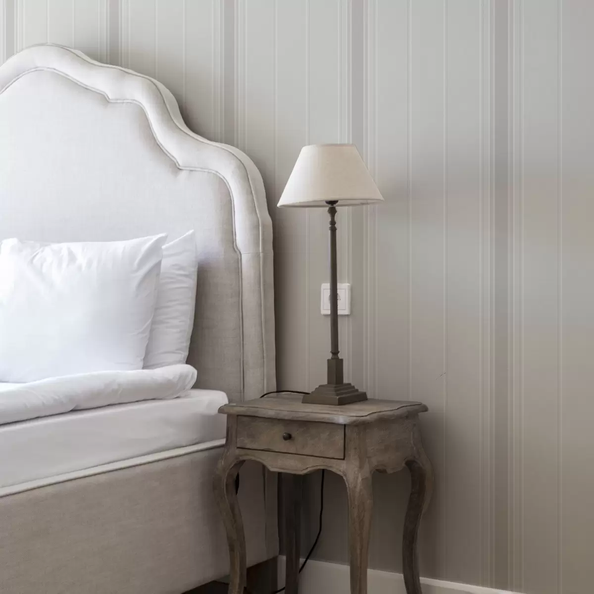 Tapety Světle béžové pruhy se širokými akcenty a00518