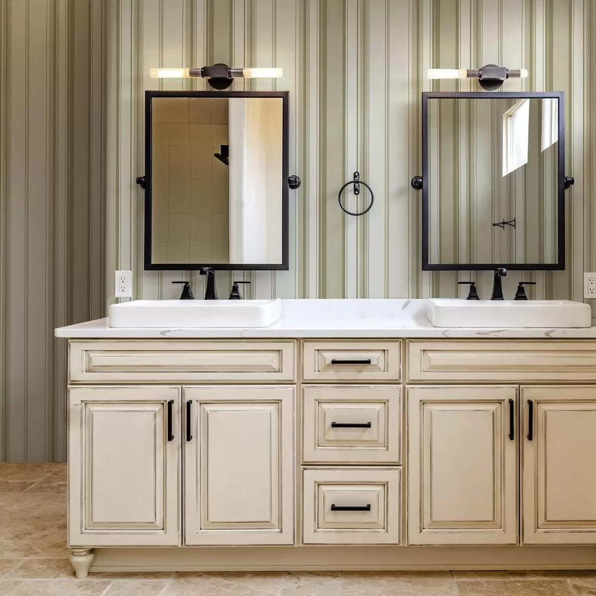 Tapety Krémové pozadí s různě širokými šedobéžovými pruhy a00521