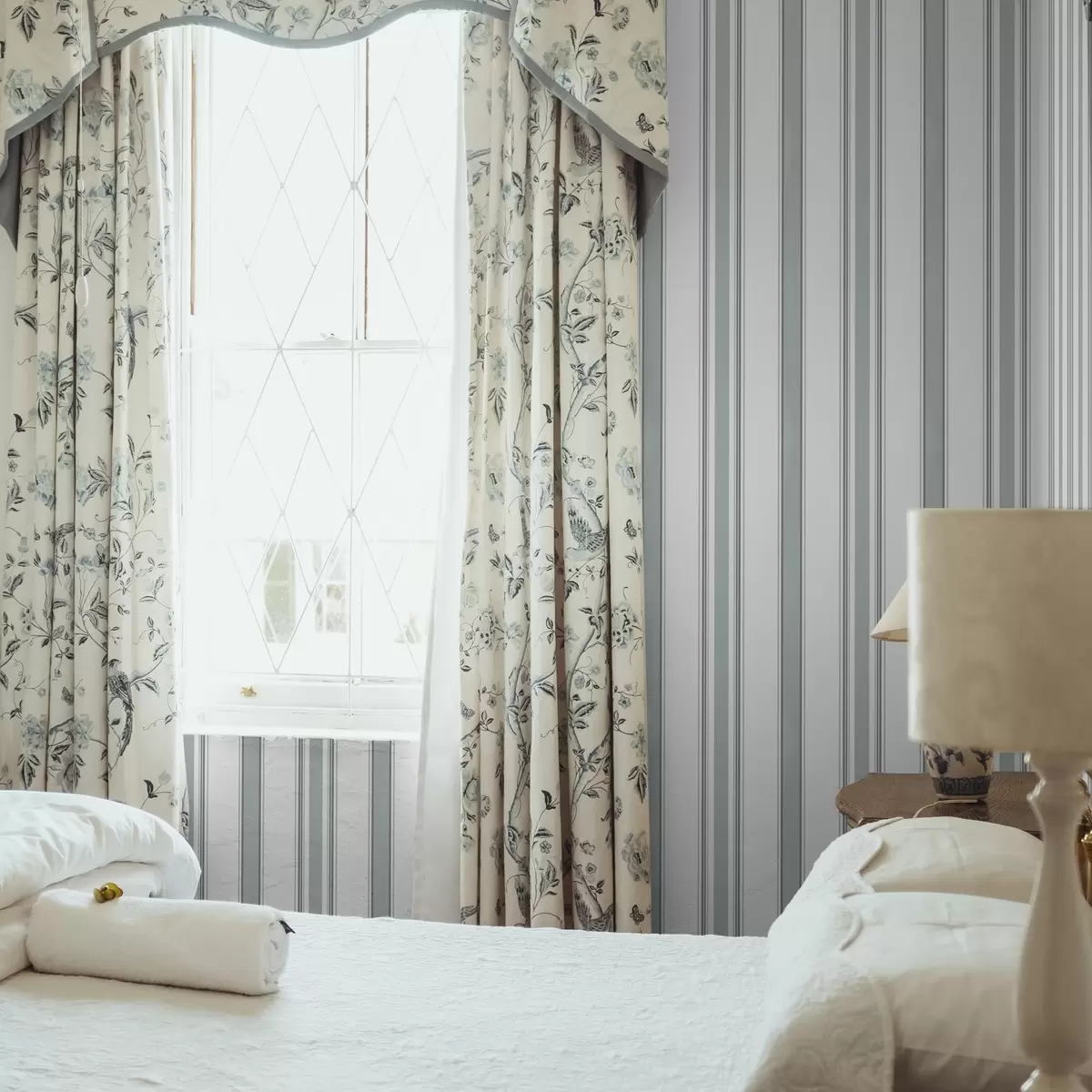 Tapety Dvojitý vzor s šedomodrými pruhy a00554