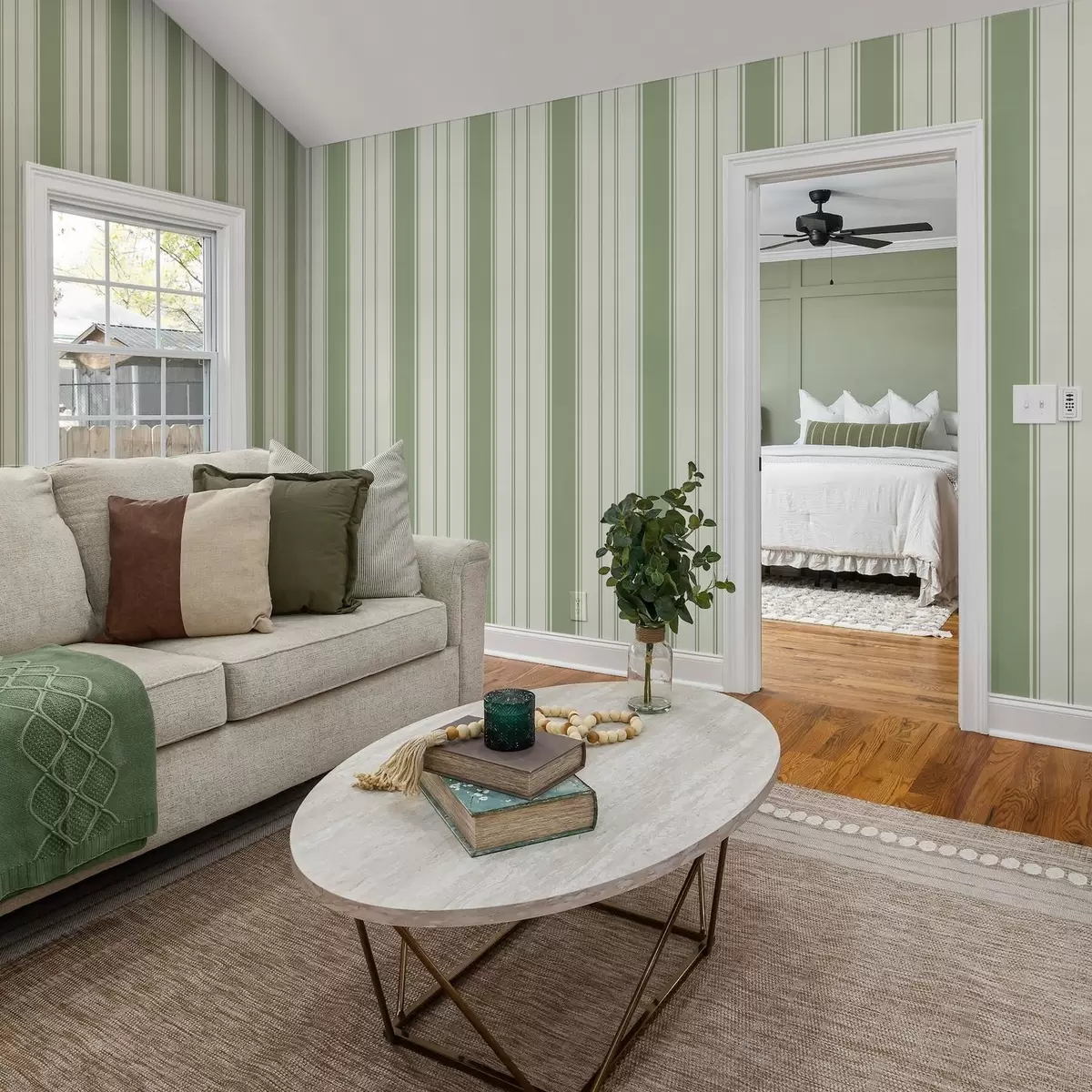 Tapety Krémové pozadí se širokými světle zelenými pruhy a00561