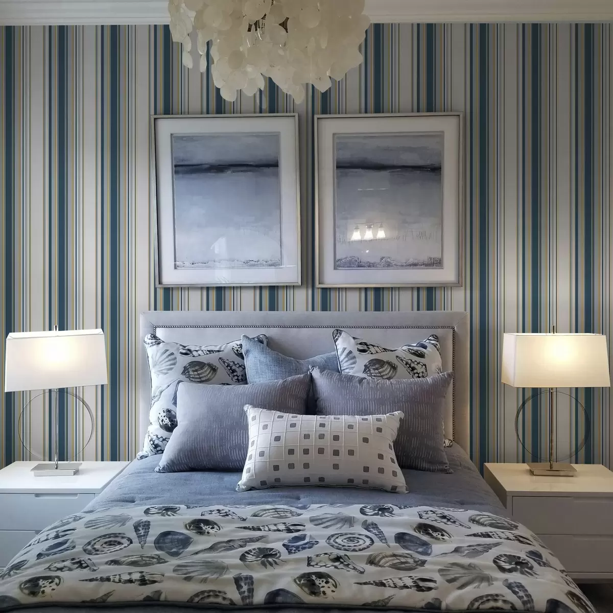 Tapety Kontrastní modré a žluté pruhy na bílém pozadí a00566