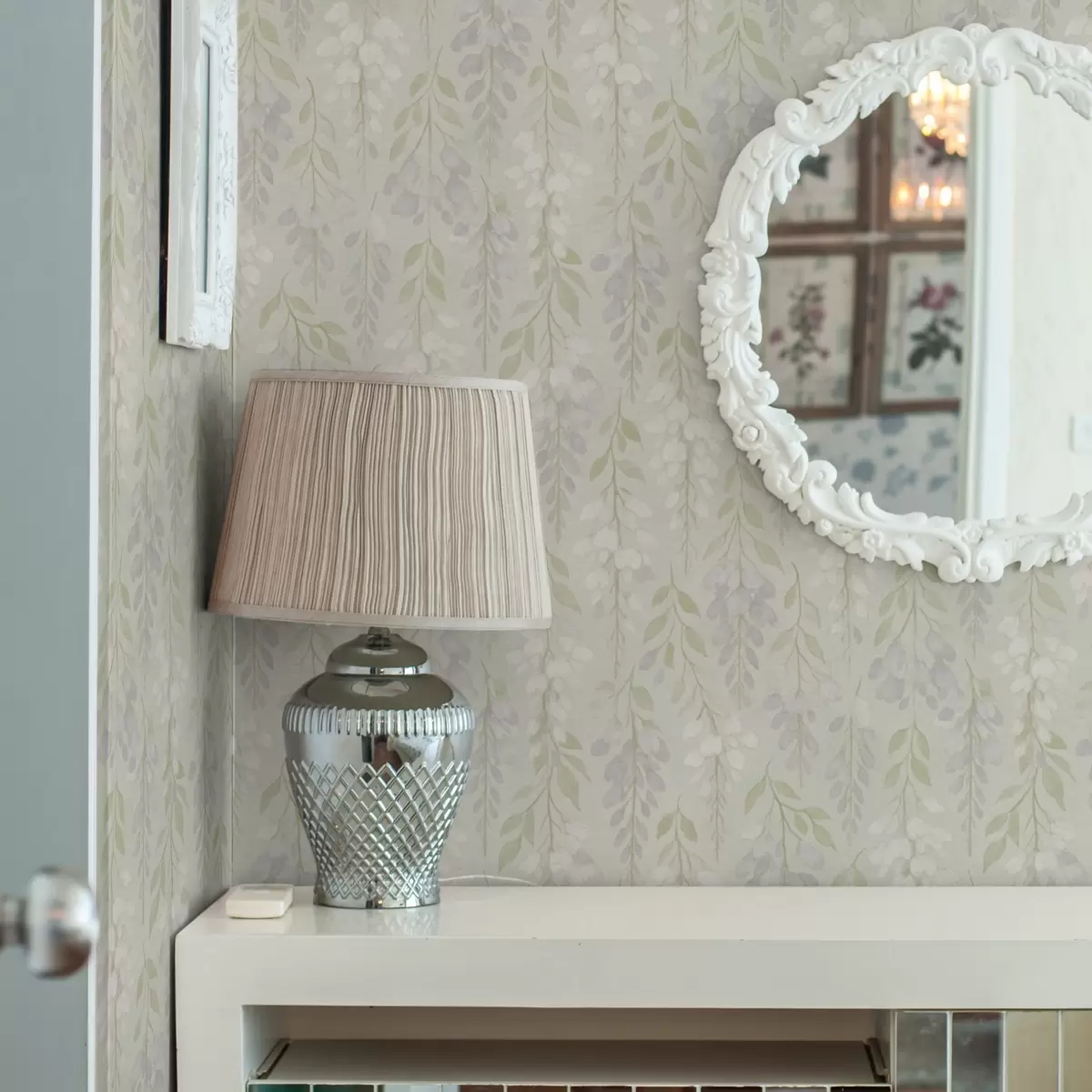 Tapety Pověšená levandulová vistárie na mátově zeleném pozadí a00593