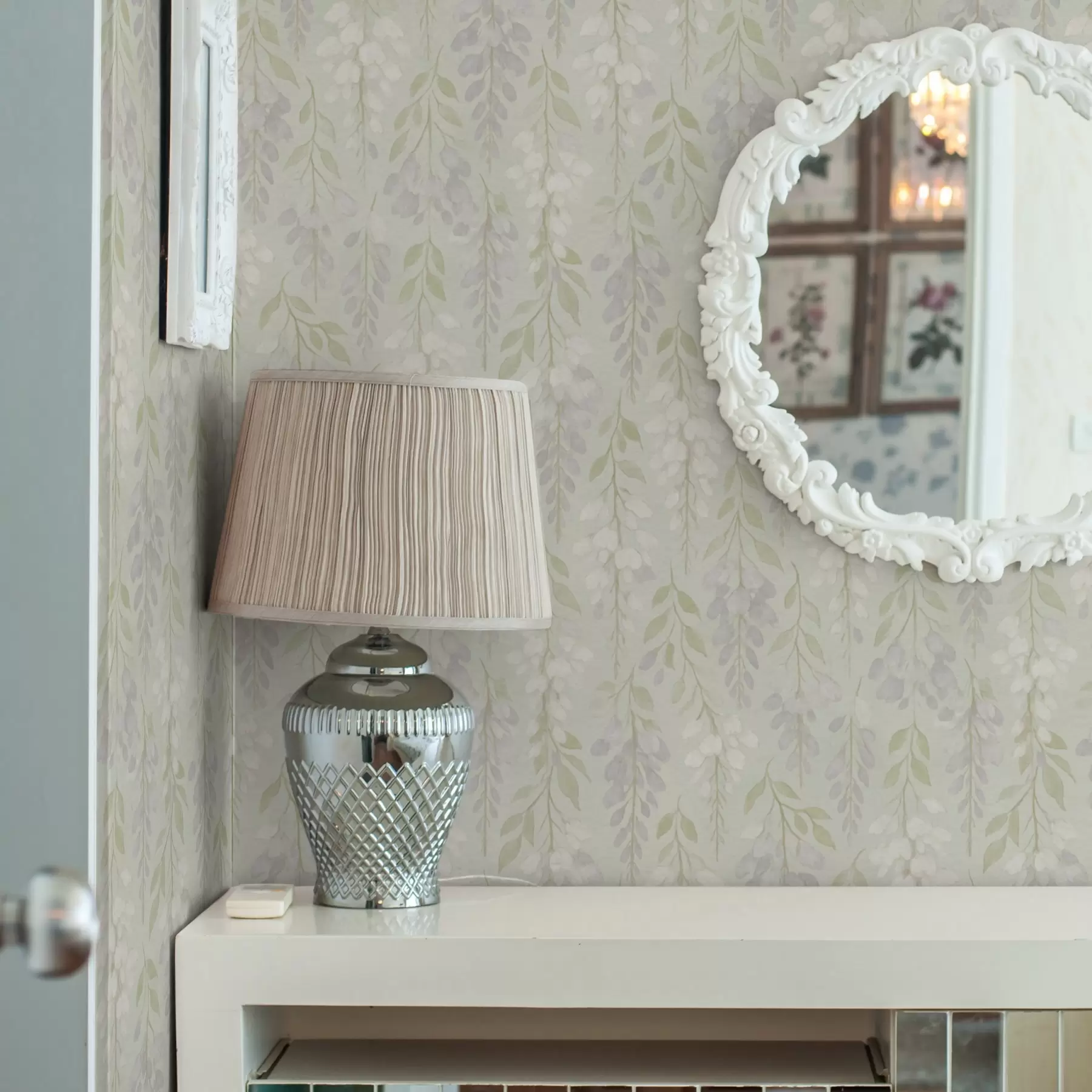 Fototapet Pověšená levandulová vistárie na mátově zeleném pozadí a00593