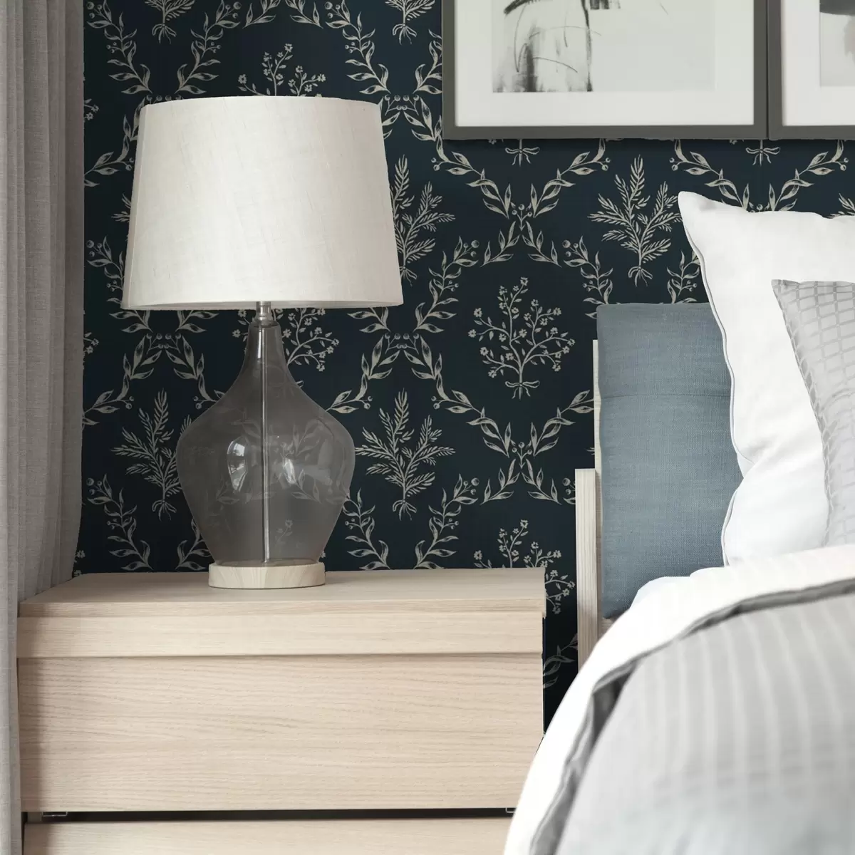 Tapety Bílé věnce z bylin a květin na tmavě modrozelené barvě a00599v2