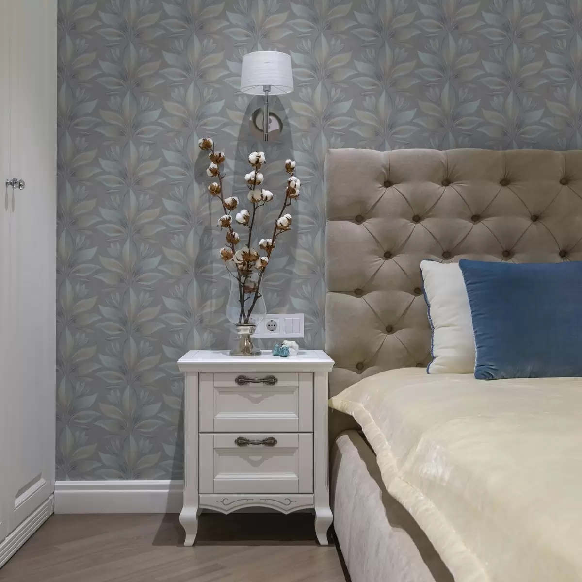 Tapety Velké stylizované listy v modro-pískové paletě na šedém pozadí a00601