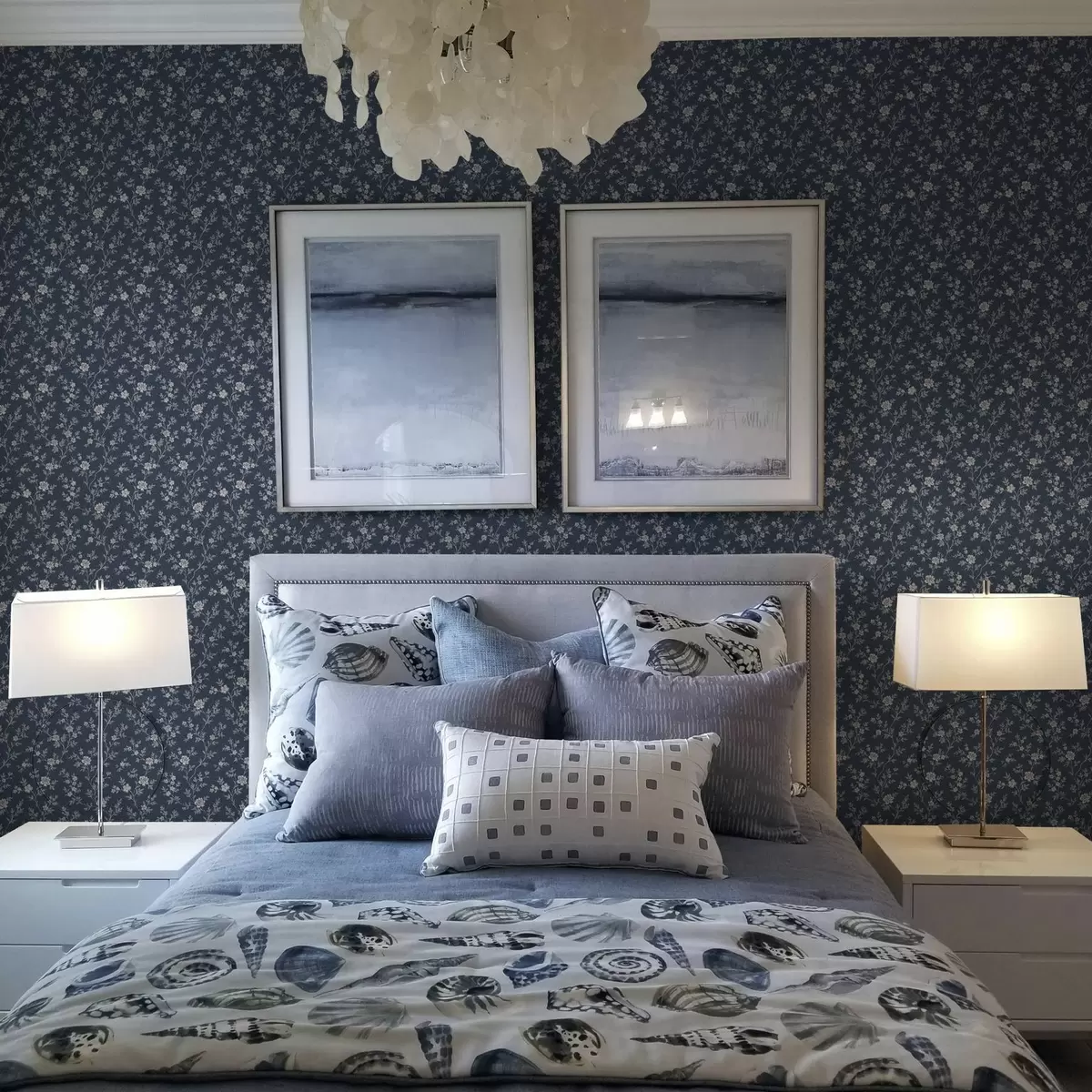 Tapety Tmavě modré pozadí s tenkými béžovými větvičkami a květy a00612