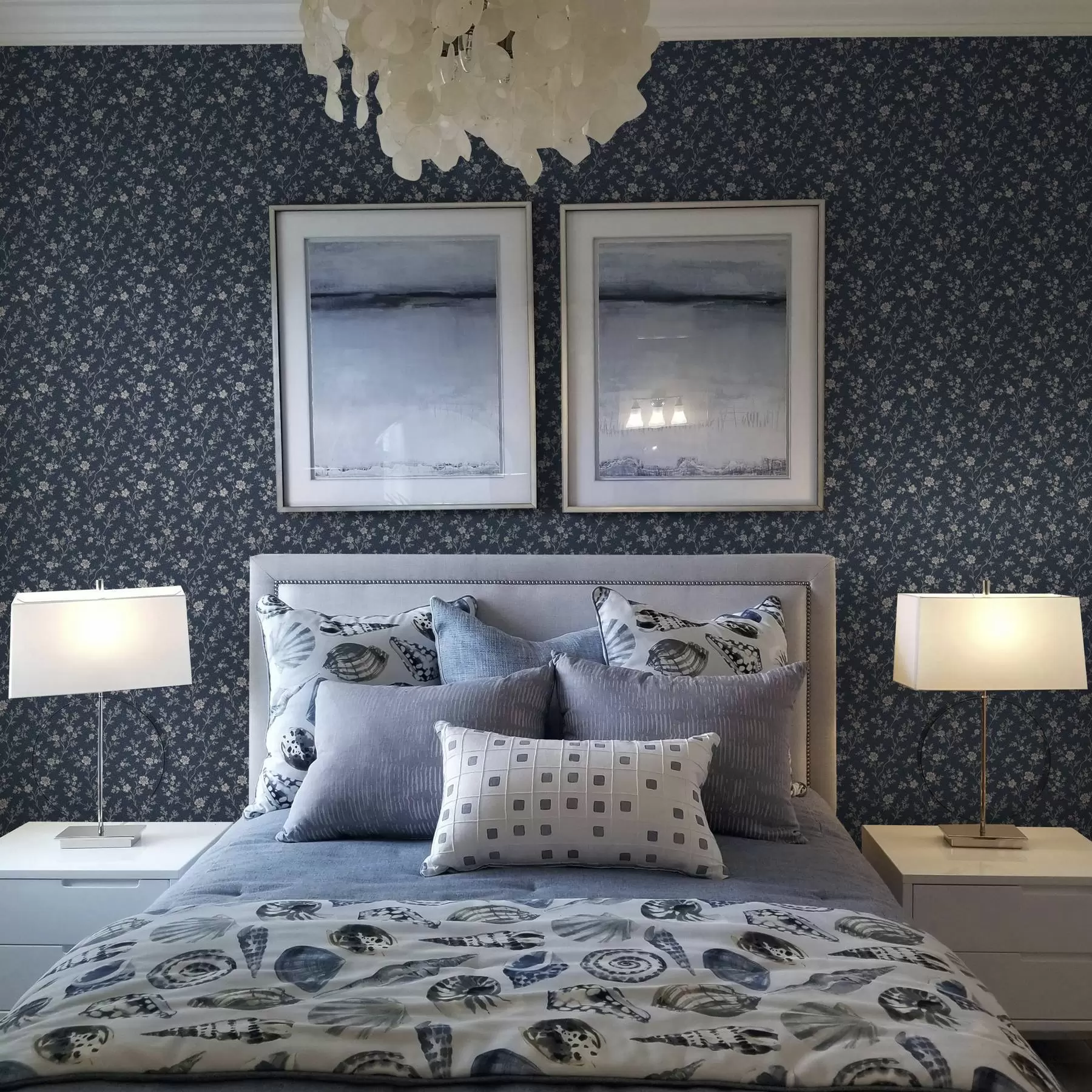 Fototapet Tmavě modré pozadí s tenkými béžovými větvičkami a květy a00612