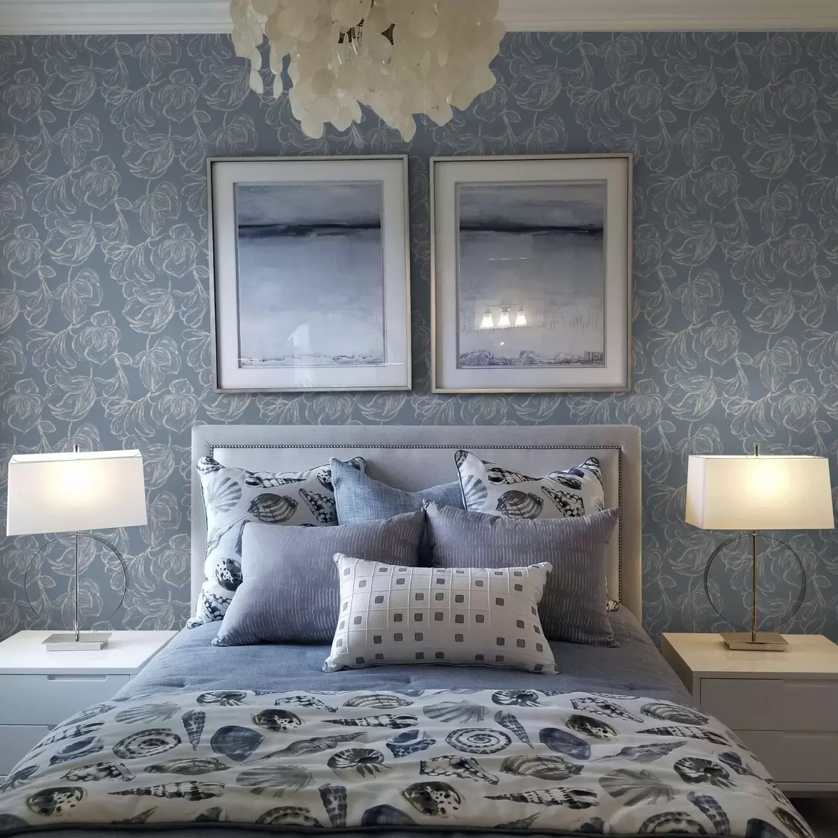 Tapety Světle modré pozadí s křídovými obrysy květin a00625v3