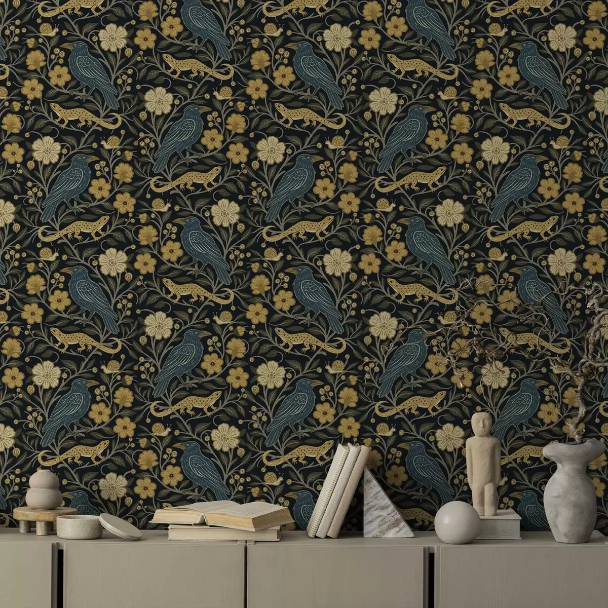 Tapety Ptáci, ještěrky a šneci mezi květinami na tmavém pozadí a00691