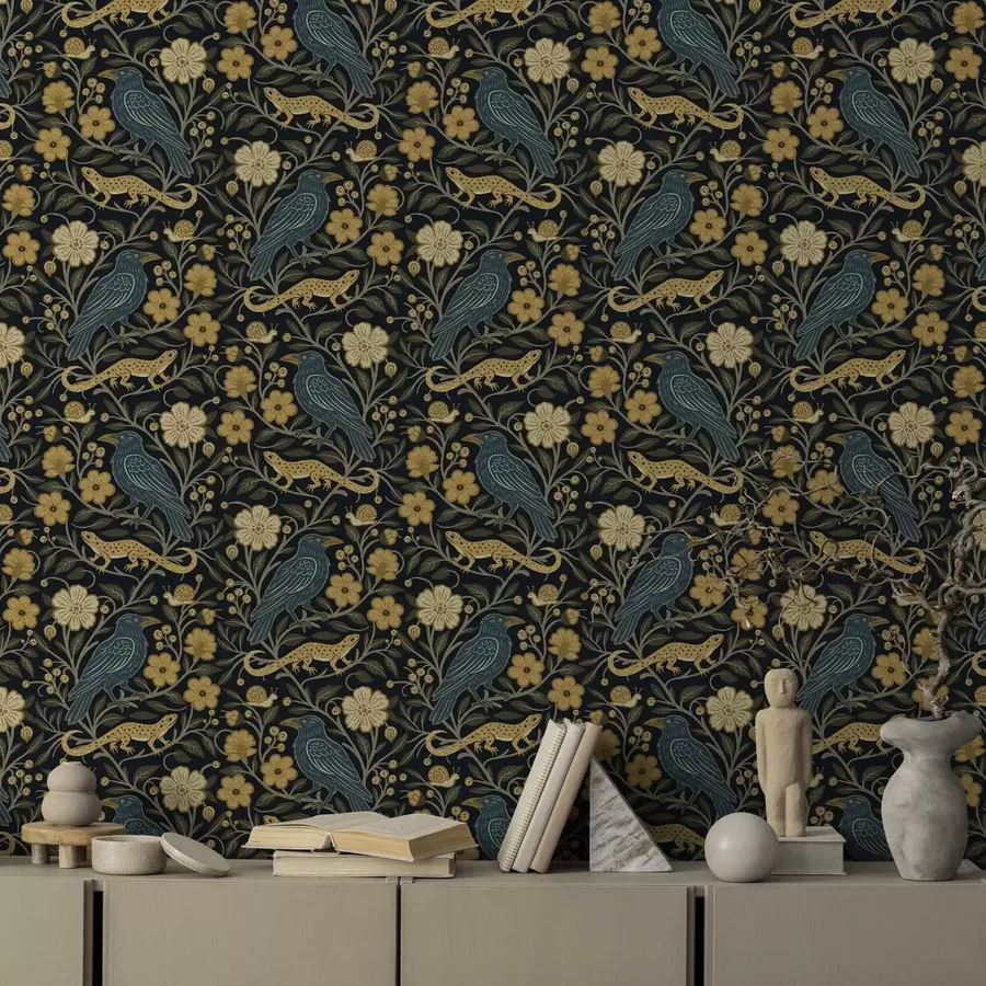 Fototapet Ptáci, ještěrky a šneci mezi květinami na tmavém pozadí a00691