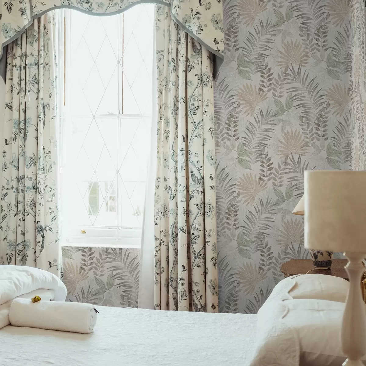 Tapety Pastelové tropické listy na světlém pozadí, jemná textura a00725