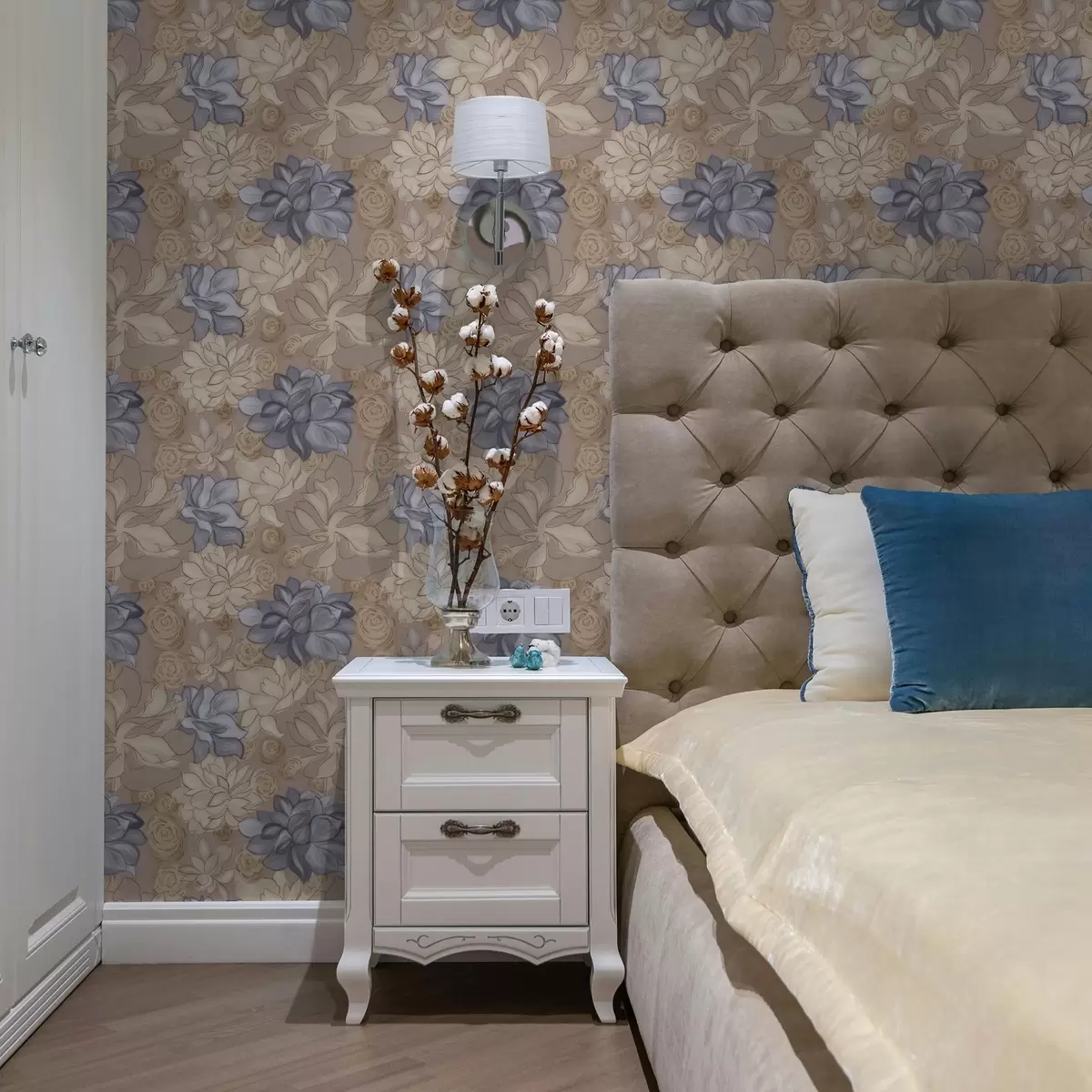 Tapety Krémové a modré květy na teplém béžovém pozadí a00634v1