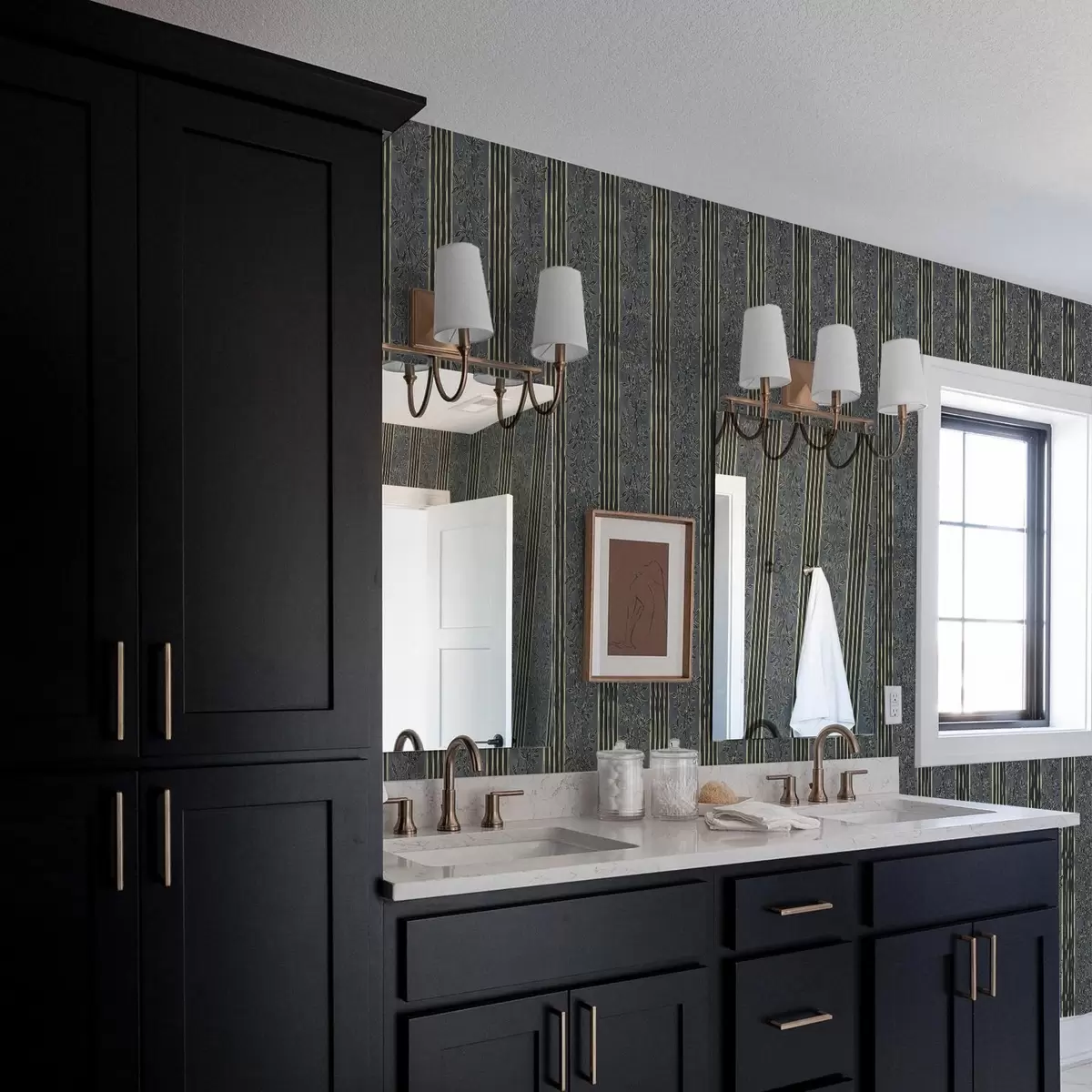 Tapety Svislé pruhy s botanickými vzory v tmavých tónech a00648