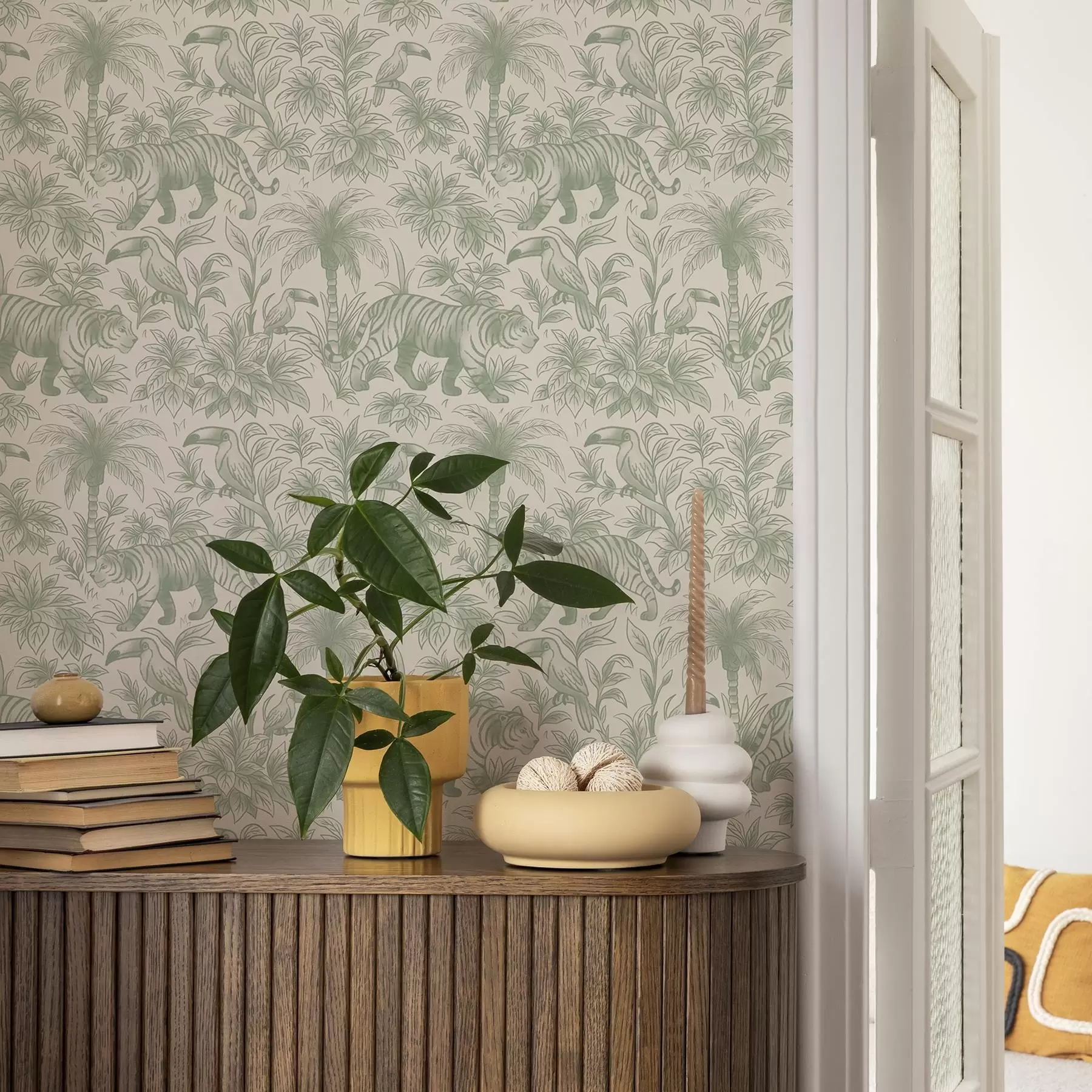 Fototapet Tygři a tropické ptáky mezi palmami na světlém pozadí a00711