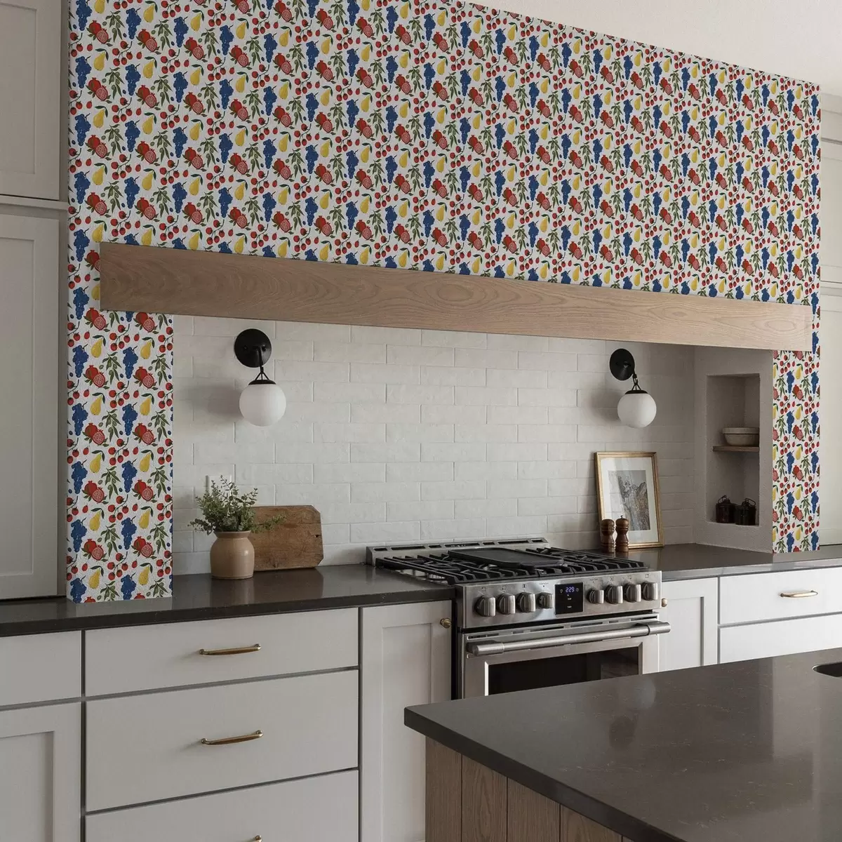 Tapety Šťavnaté ovoce: granátová jablka, hrozny, hrušky na bílém pozadí a00801