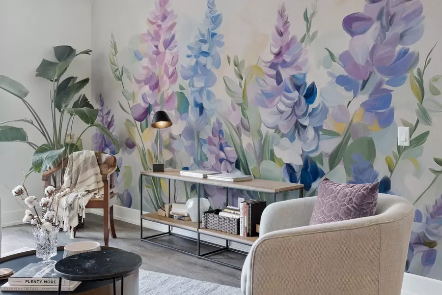 Fototapet Fialové a modré květiny s modrými listy, světlé pozadí, jemné tahy štětcem, zářivé barvy w09482