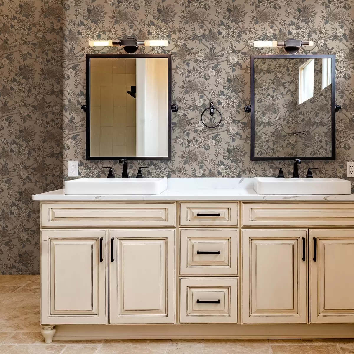 Tapety Velké květy s vzorovanými listy na teplém béžovém pozadí a00649