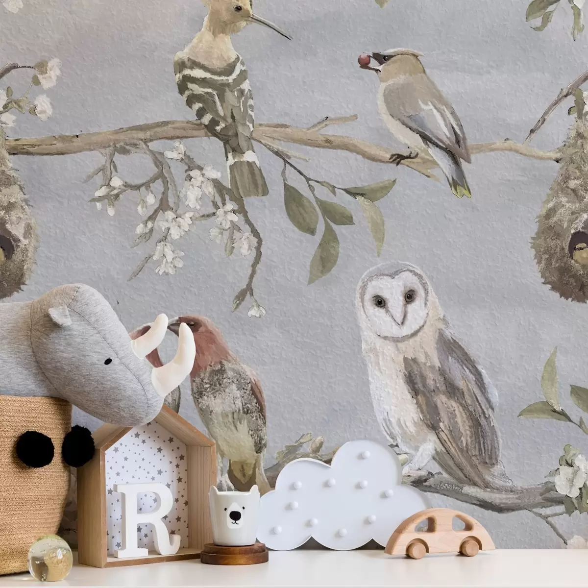 Tapety Ptáci na větvích s květinami na šedém pozadí a00738