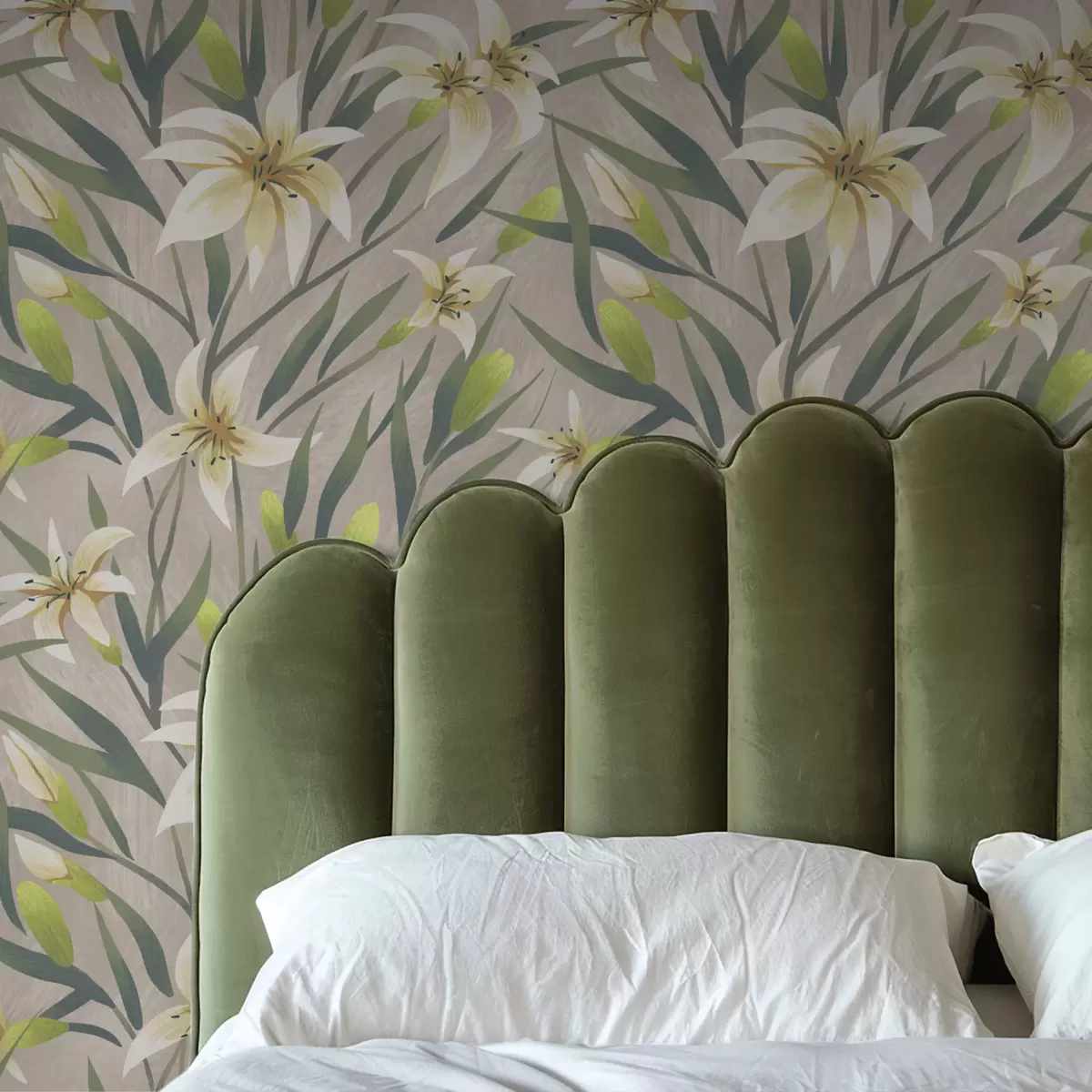 Tapety Krémové lilie s listy na šedobéžovém pozadí a00837