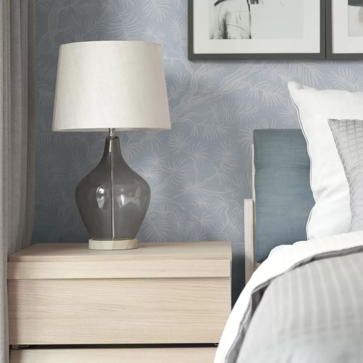 Tapety Borovicové větve ve světlých tónech na modrém pozadí a00838