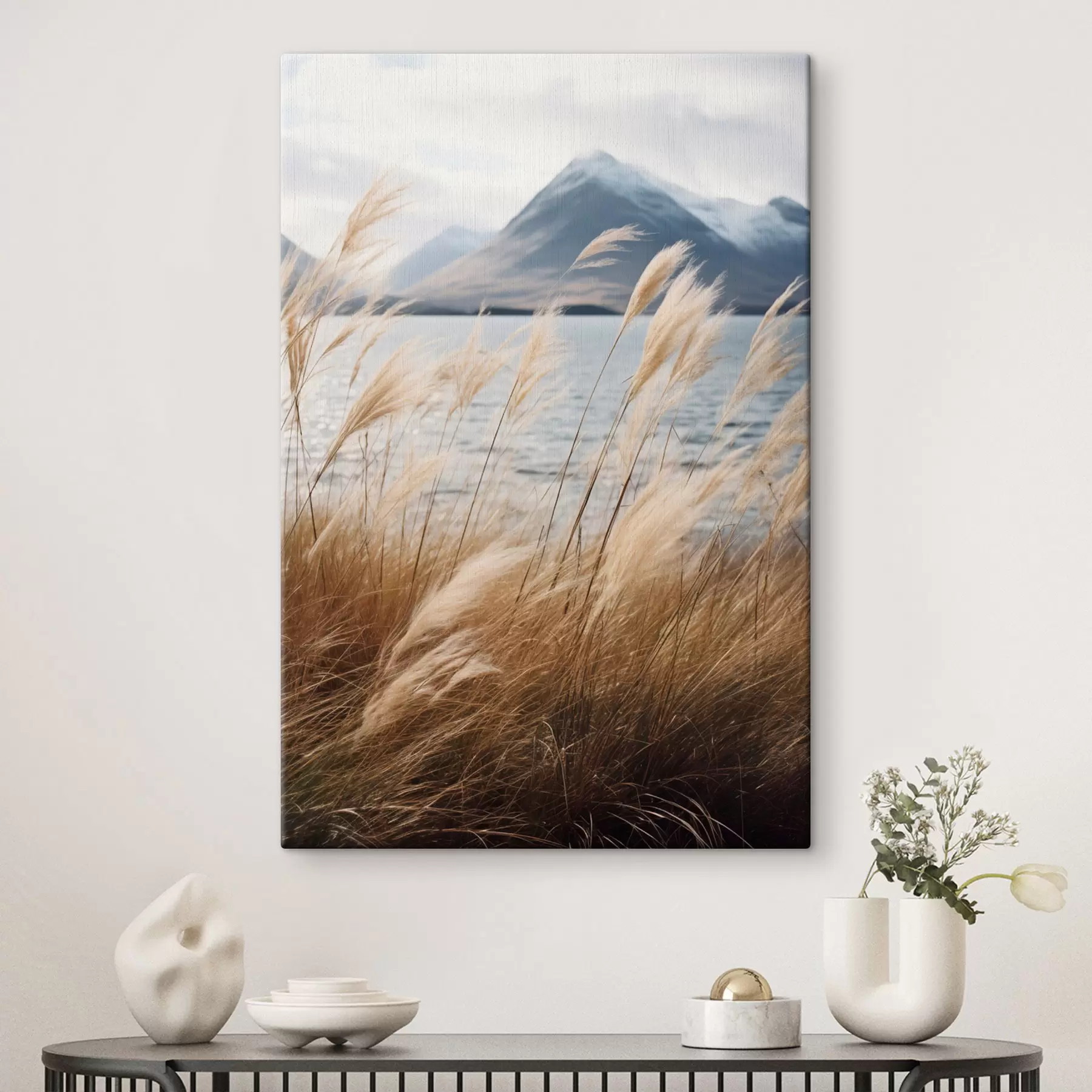 Fototapet Pampová tráva s jezerem a horami v pozadí, měkké osvětlení, tlumené barvy, naturalistický styl s46283