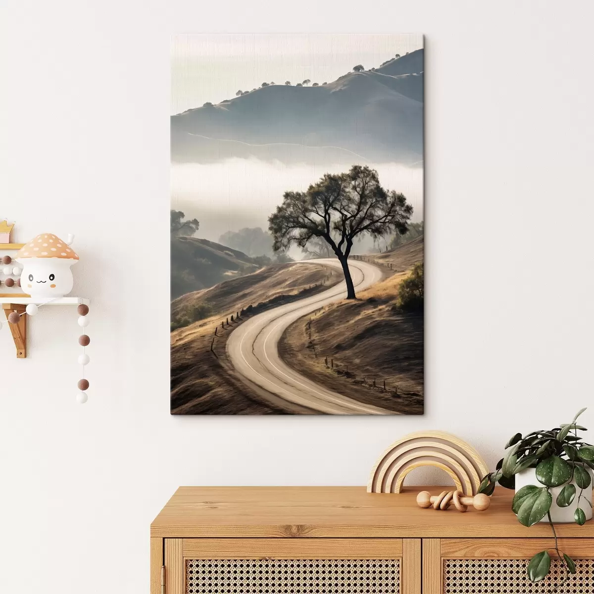 Obraz Klikatá silnice vedoucí přes zvlněné kopce s stromem v popředí, pozadí s mlhou a horami Č. s46288