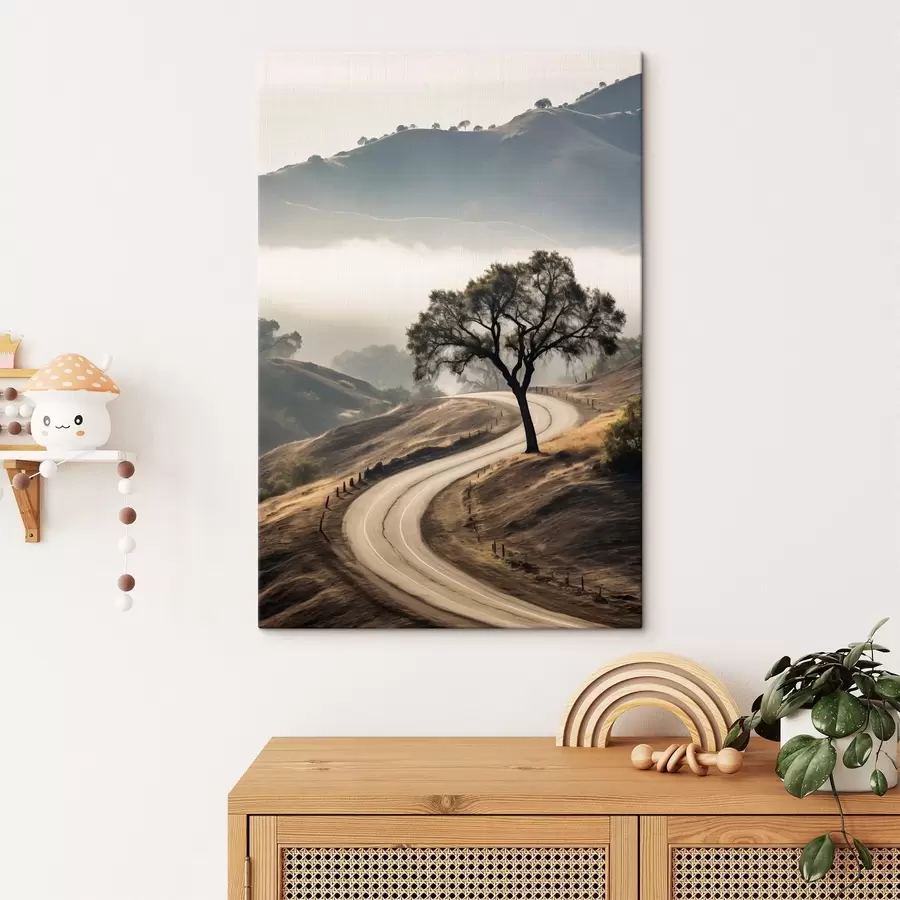 Obraz Klikatá silnice vedoucí přes zvlněné kopce s stromem v popředí, pozadí s mlhou a horami Č. s46288