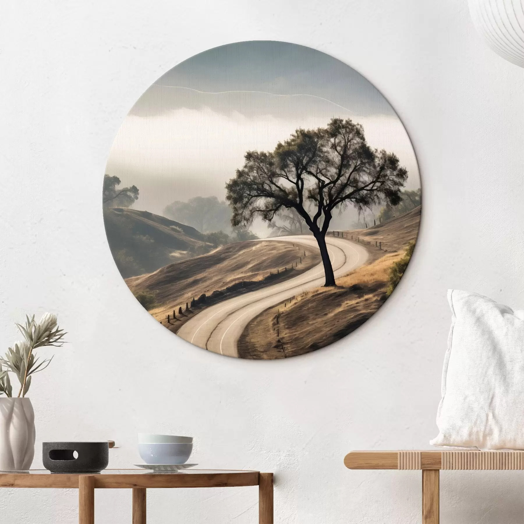 Obraz Klikatá silnice vedoucí přes zvlněné kopce s stromem v popředí, pozadí s mlhou a horami Č. r46288