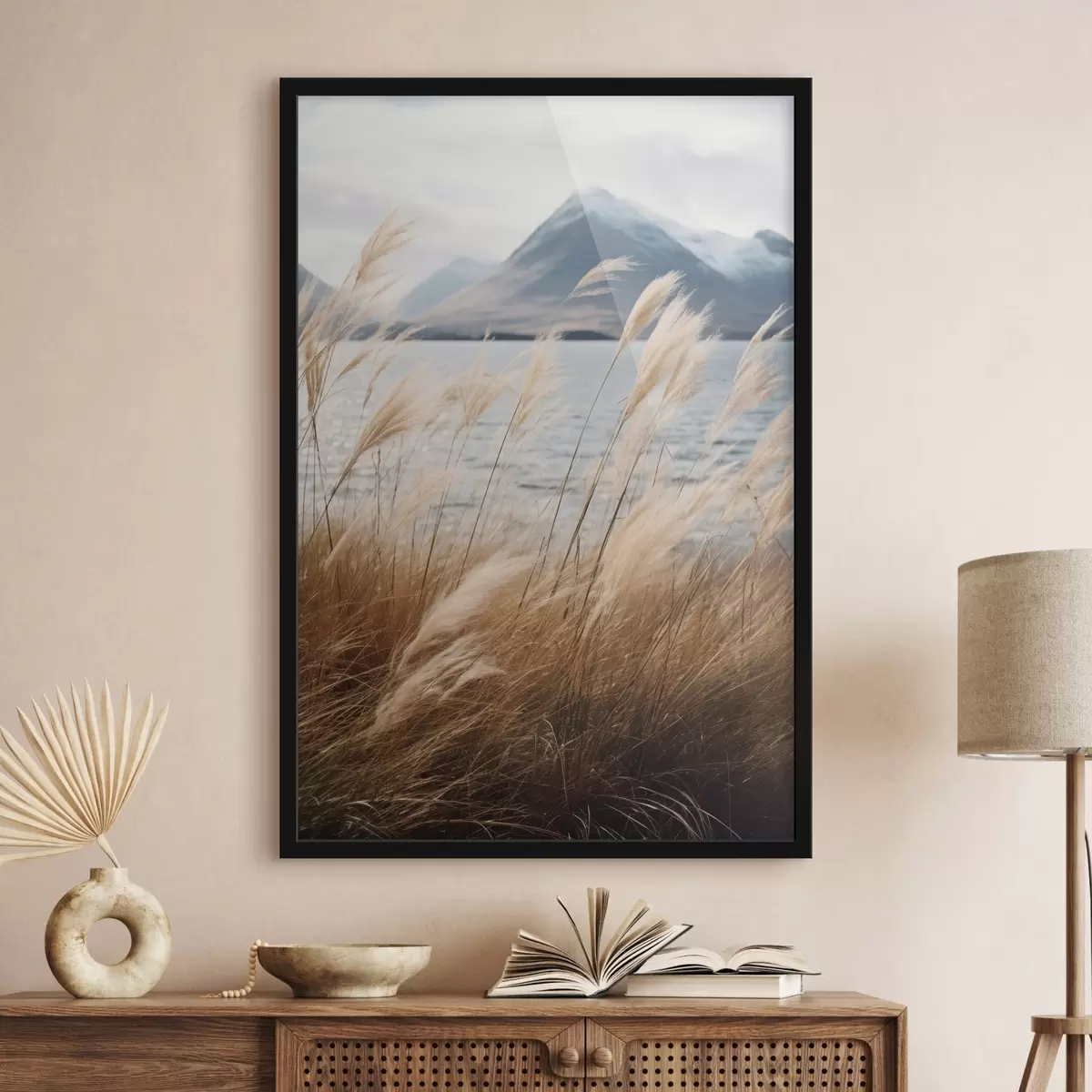 Poster Pampová tráva s jezerem a horami v pozadí, měkké osvětlení, tlumené barvy, naturalistický styl f46283