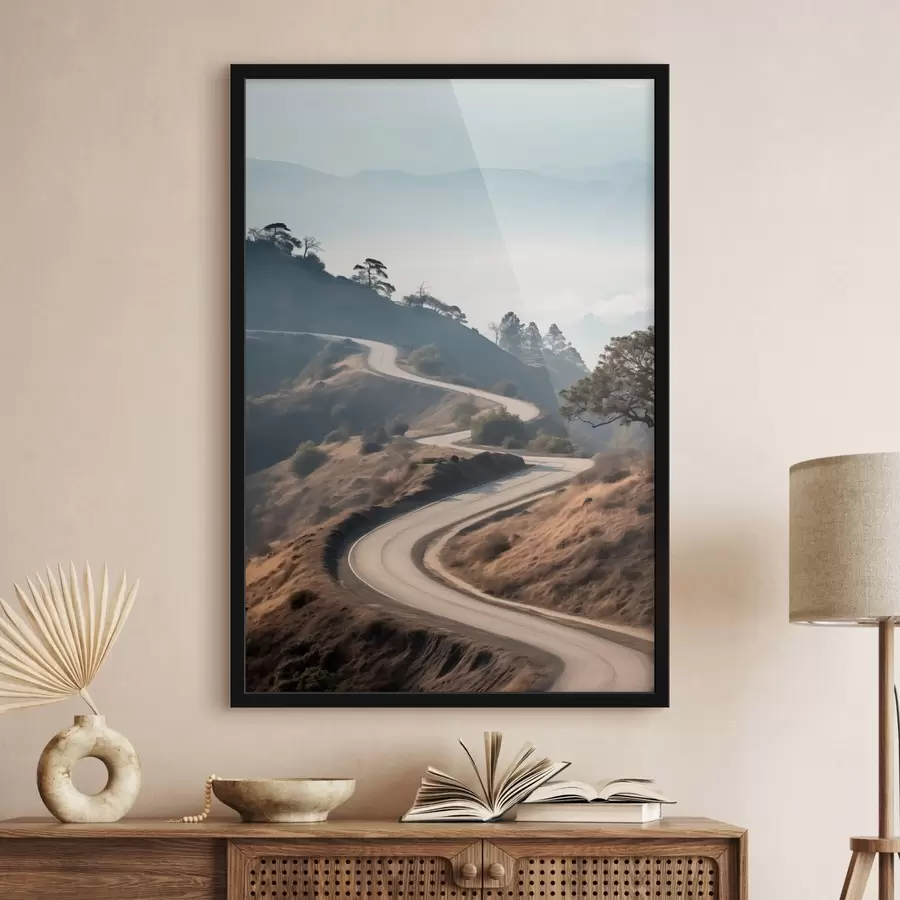 Fototapet Klikatá silnice vedoucí kopcovitou krajinou s suchou trávou pod jasnou oblohou a horami v dálce f46289