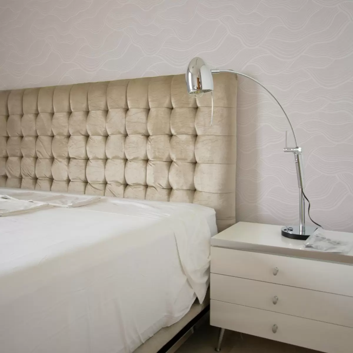 Tapety Pastelově růžový podklad s vlnitými čarami a00682v3