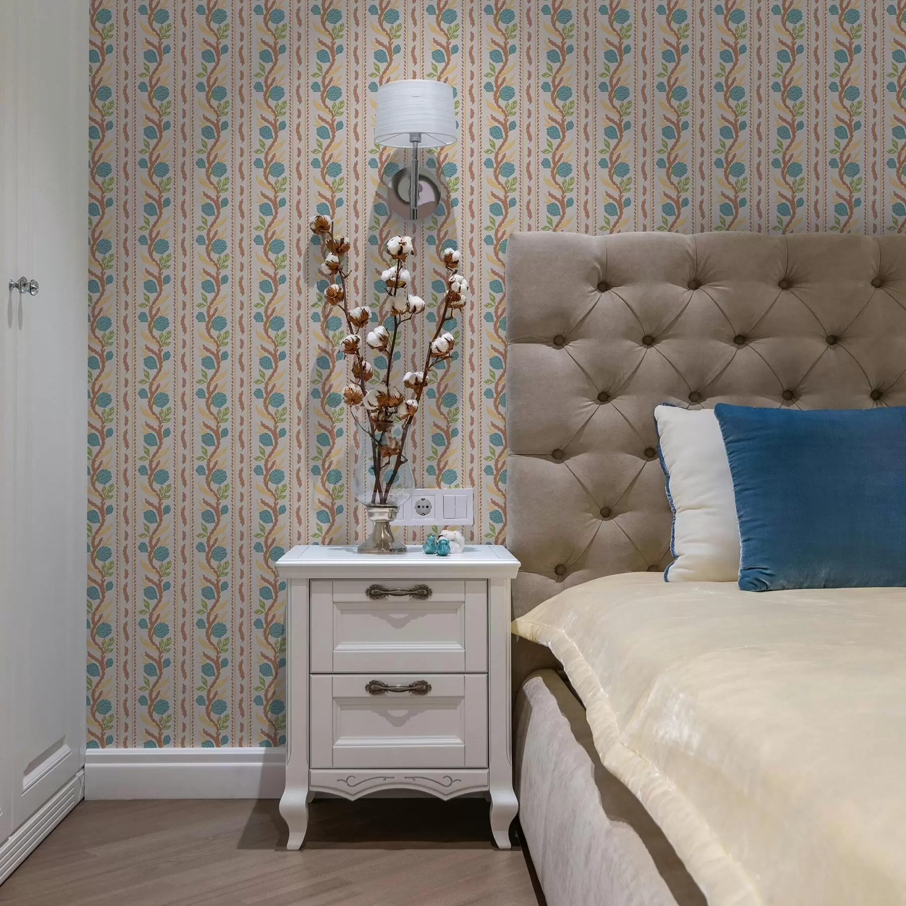 Fototapet Vertikální pruhy s modrými květinami na teplém pozadí a00816v3