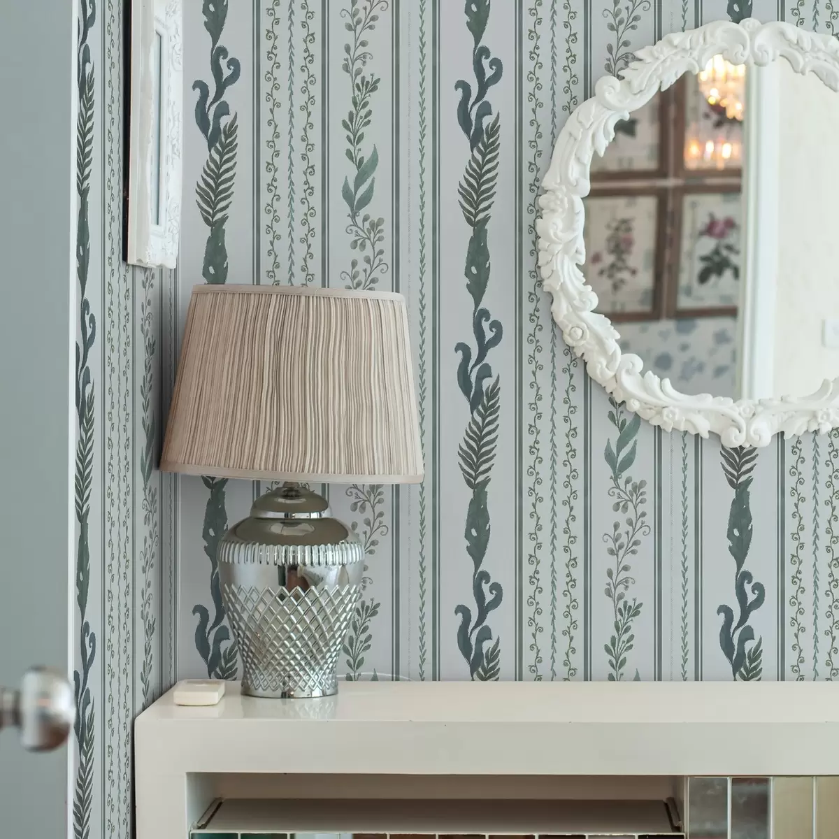 Tapety Pruhy s větvičkami a kudrlinkami na chladné světle modré barvě a00823v1