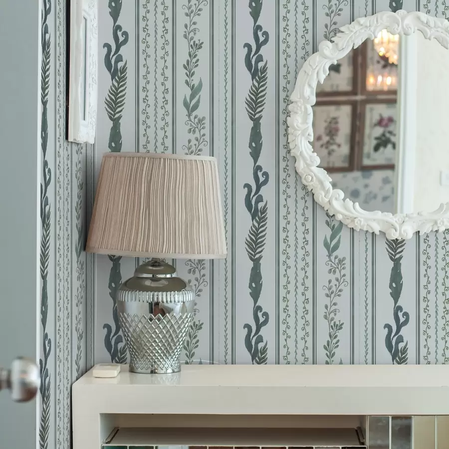 Fototapet Pruhy s větvičkami a kudrlinkami na chladné světle modré barvě a00823v1