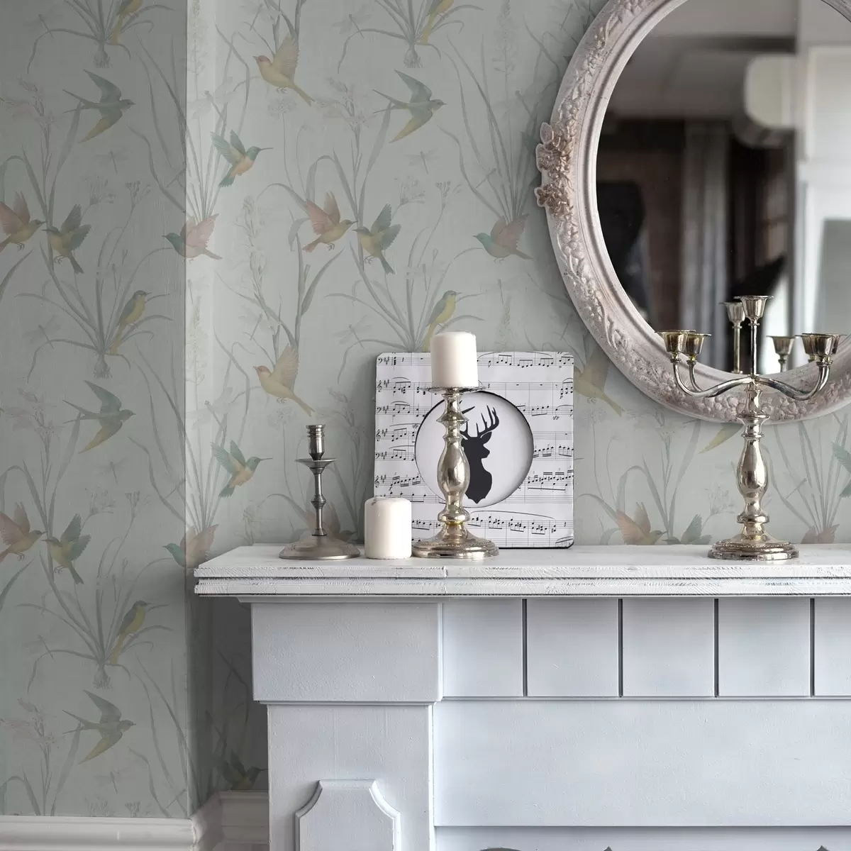 Tapety Ptáci mezi travami na louce na světle šedém pozadí a00776v1