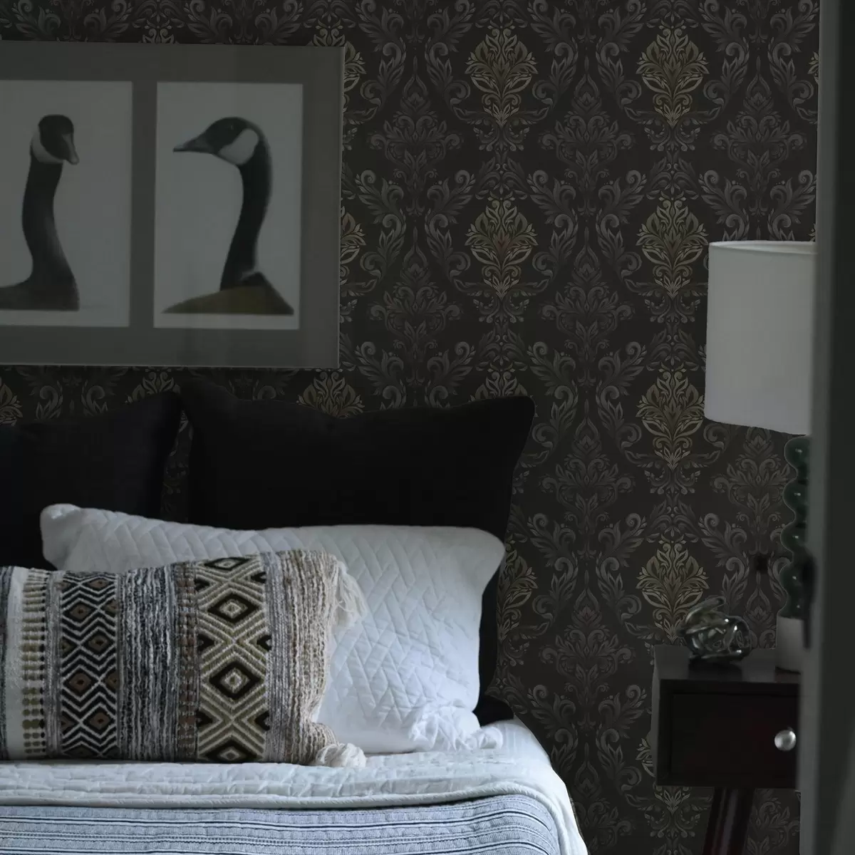 Tapety Damašek na tmavém grafitovém podkladu, olivově okrové akcenty a00828v5