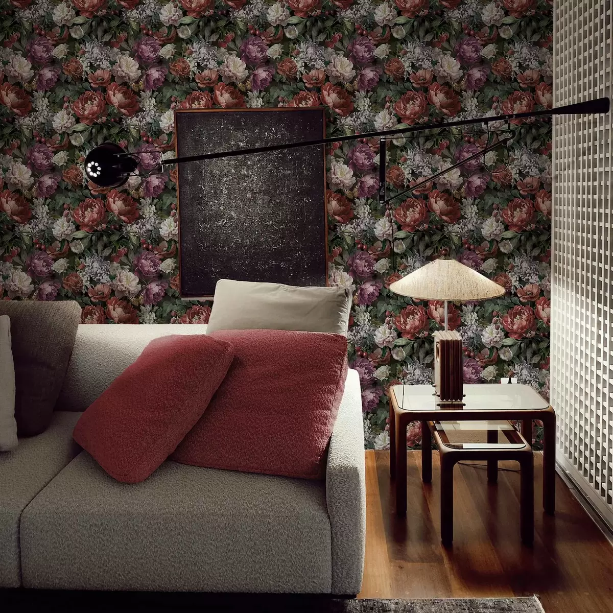 Tapety Tmavé dramatické pivoňky, bobule a motýl na černém pozadí a00862