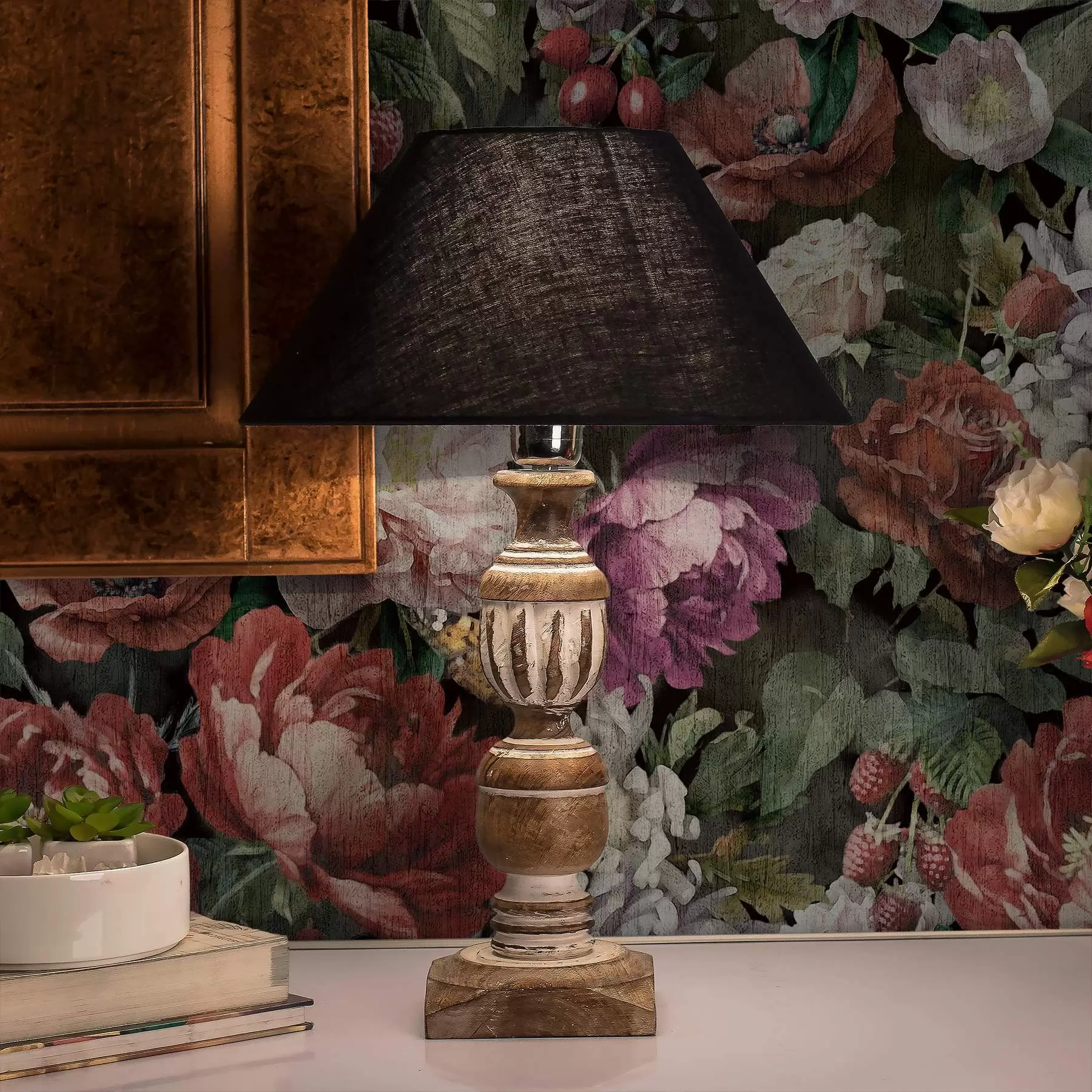 Fototapet Tmavé dramatické pivoňky, bobule a motýl na černém pozadí a00862